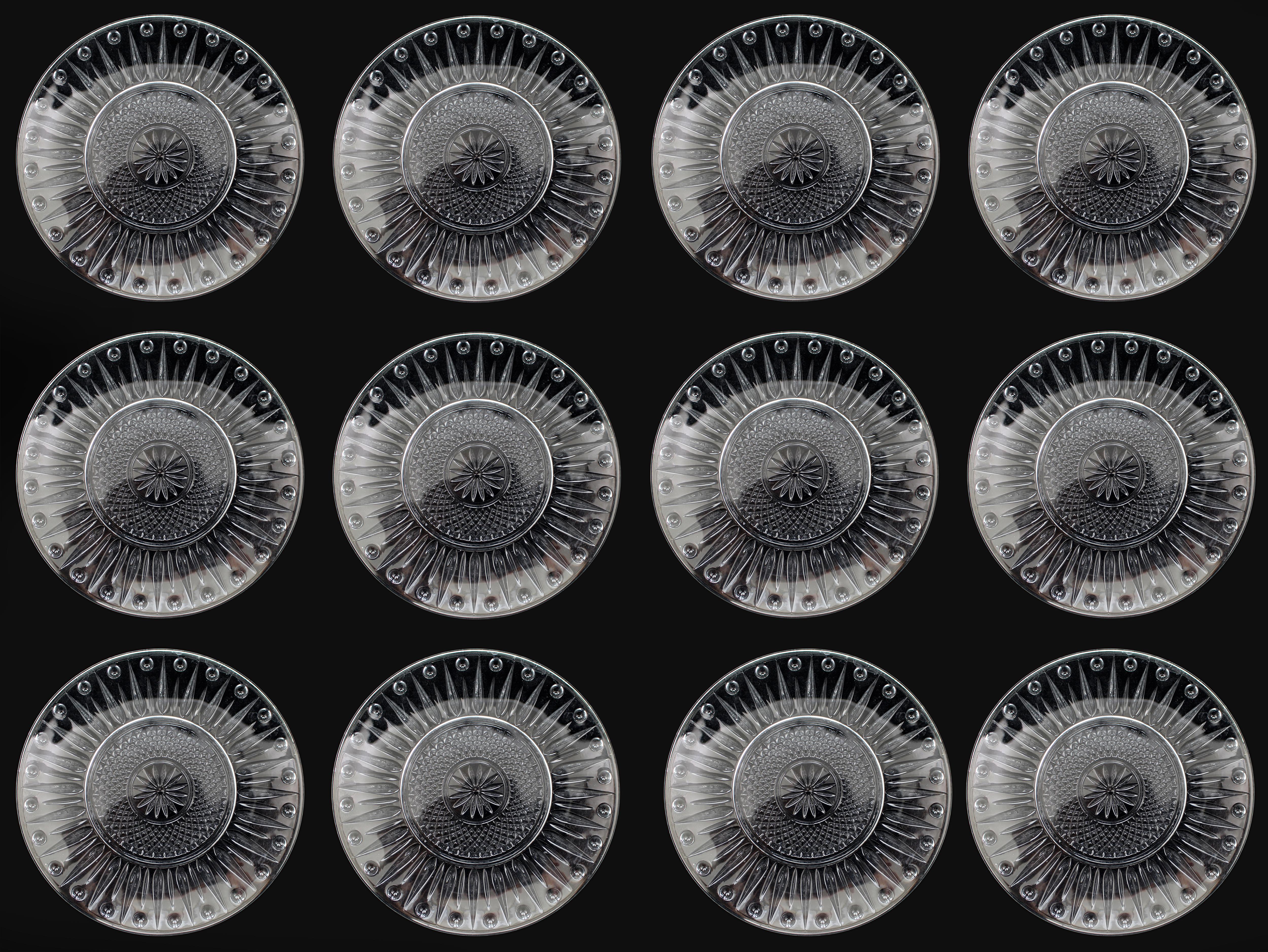 Set de 12 Platos de Postre de Cristal Tallado Checo en venta