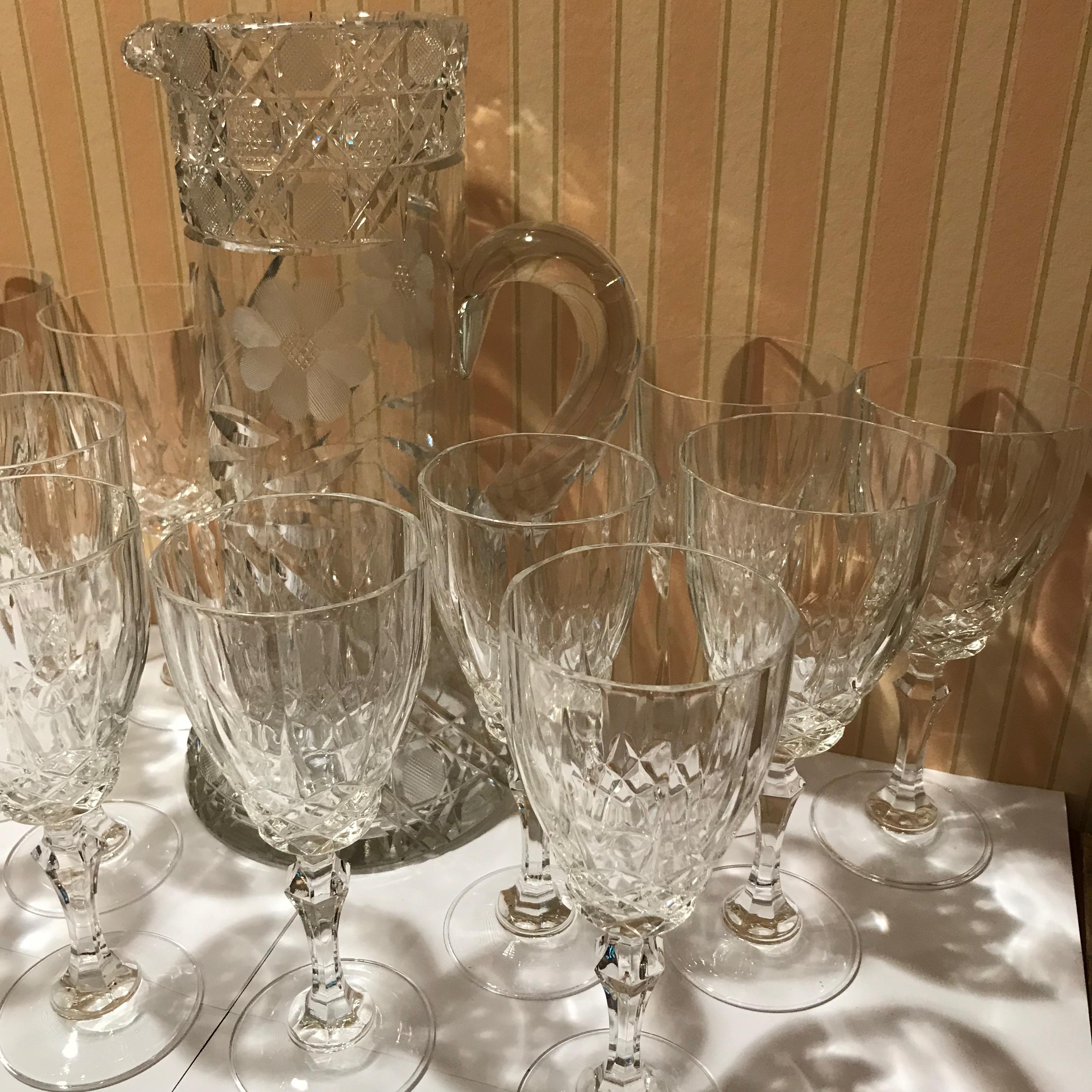 Set of 12 Cut Crystal Wine Glasses and Pitcher, 13 Pieces im Zustand „Hervorragend“ im Angebot in Washington Crossing, PA