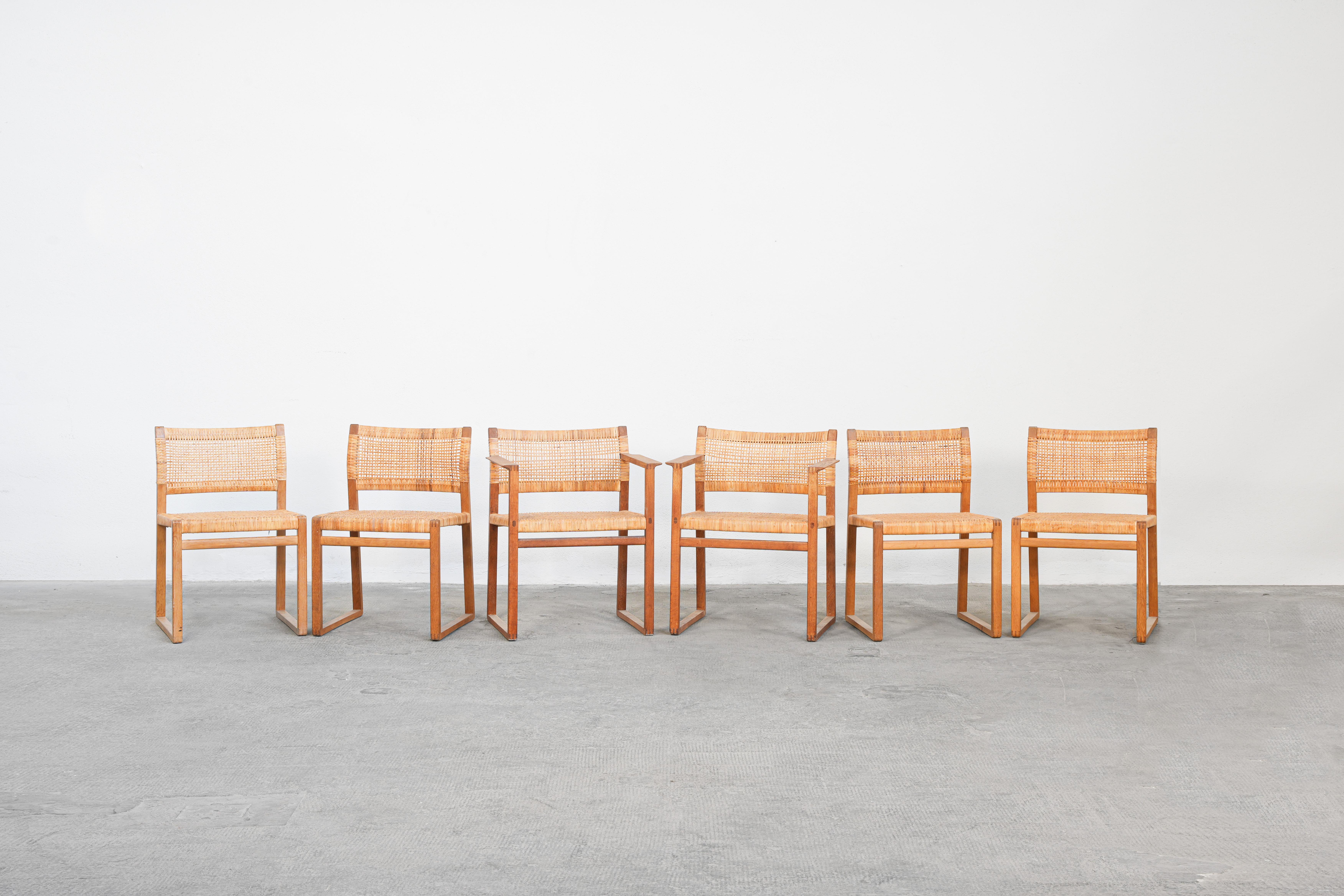 Ein sehr schönes Set von 6, 4 Stühlen Mod. BM 61 und 2 Sessel Mod. BM62, entworfen von Børge Mogensen für Fredericia Stolefabrik, Dänemark. Alle Stühle sind in sehr gutem Zustand mit nur geringen Gebrauchsspuren. Der Rahmen ist aus Eichenholz