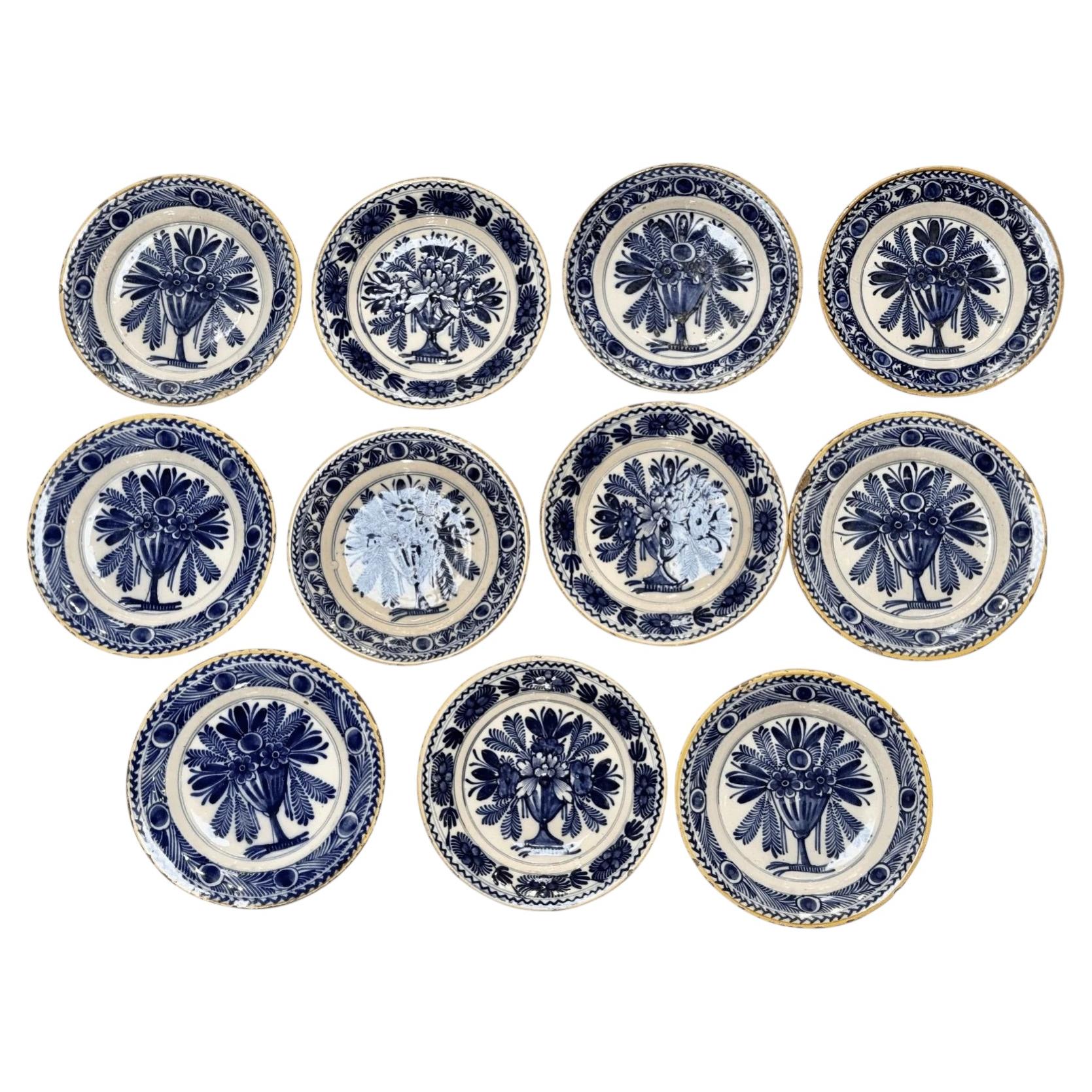 Lot de 12 assiettes bleues et blanches de Delft à glaçure à l'étain, XVIIIe siècle