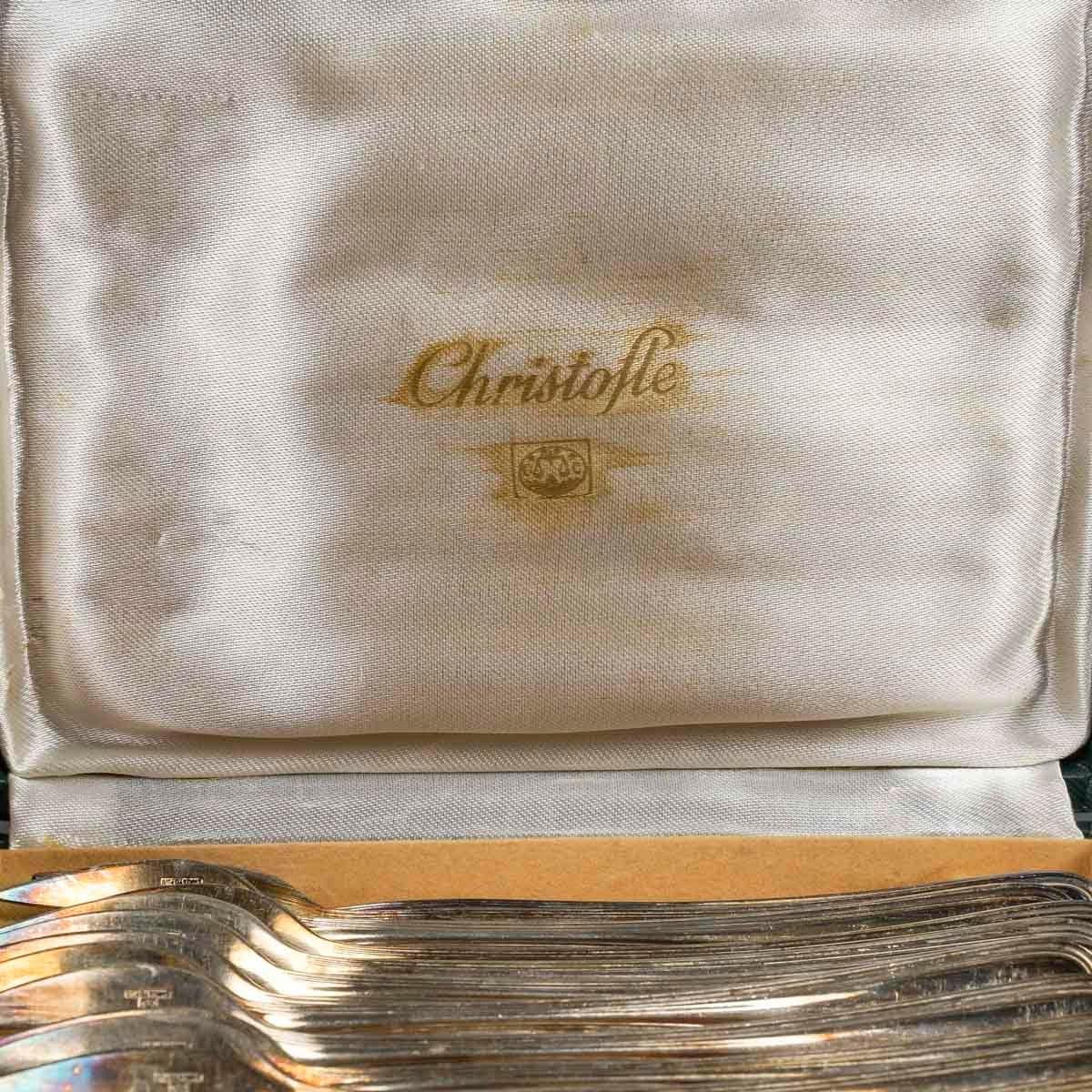 Set of 12 dessert forks by Christofle Goldsmith in Paris, 1960-1970.

Set of 12 silver plated dessert forks in the original box by Christofle Goldsmith in Paris, 1960-1970.
Box: H: 4cm, W: 18cm, D: 14cm