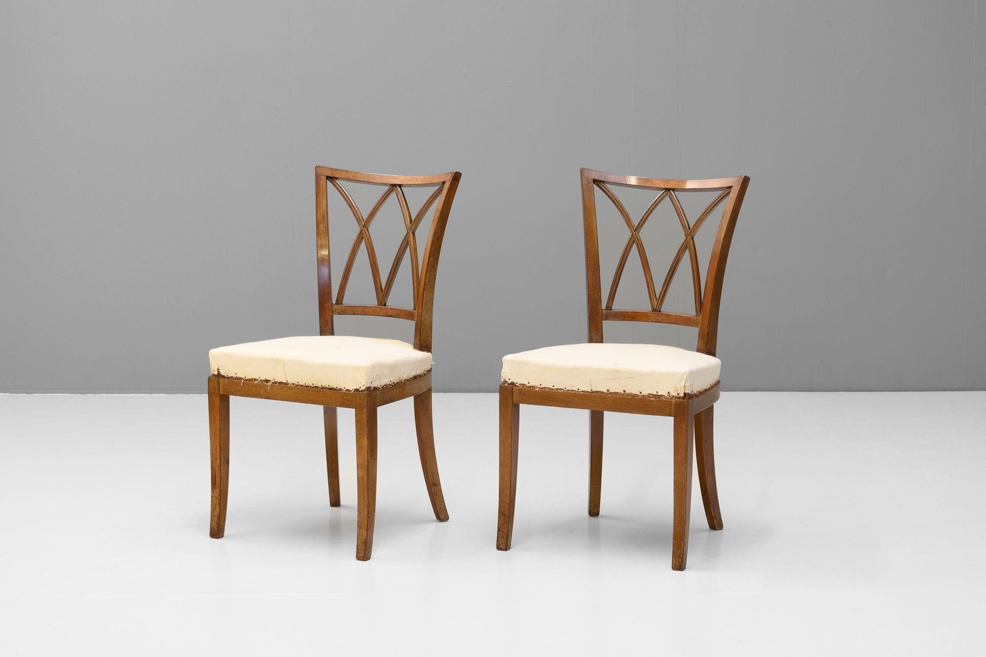Set di 12 sedie da pranzo in mogano francese. Circa 1930


H. H. 87cm (SH 46cm)x L. 47cm x P. 50cm