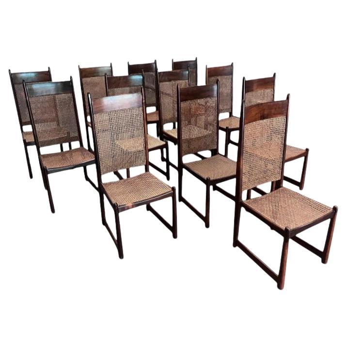 Disponible aujourd'hui, cet ensemble de douze chaises de salle à manger de Fatima, fabriquées au Brésil dans les années 1960, est tout simplement époustouflant !

Cet imposant ensemble de douze chaises de salle à manger a été conçu par Fatima au