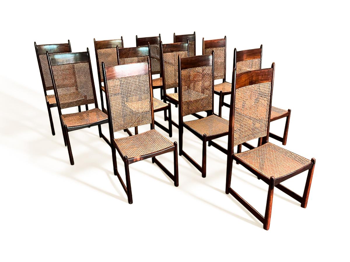 Dieses Set aus zwölf Esszimmerstühlen von Fatima, das in den 1960er Jahren in Brasilien hergestellt wurde, ist heute wieder erhältlich und hat es in sich!

Dieses imposante Set aus zwölf Esszimmerstühlen wurde in den 1960er Jahren von Fatima in