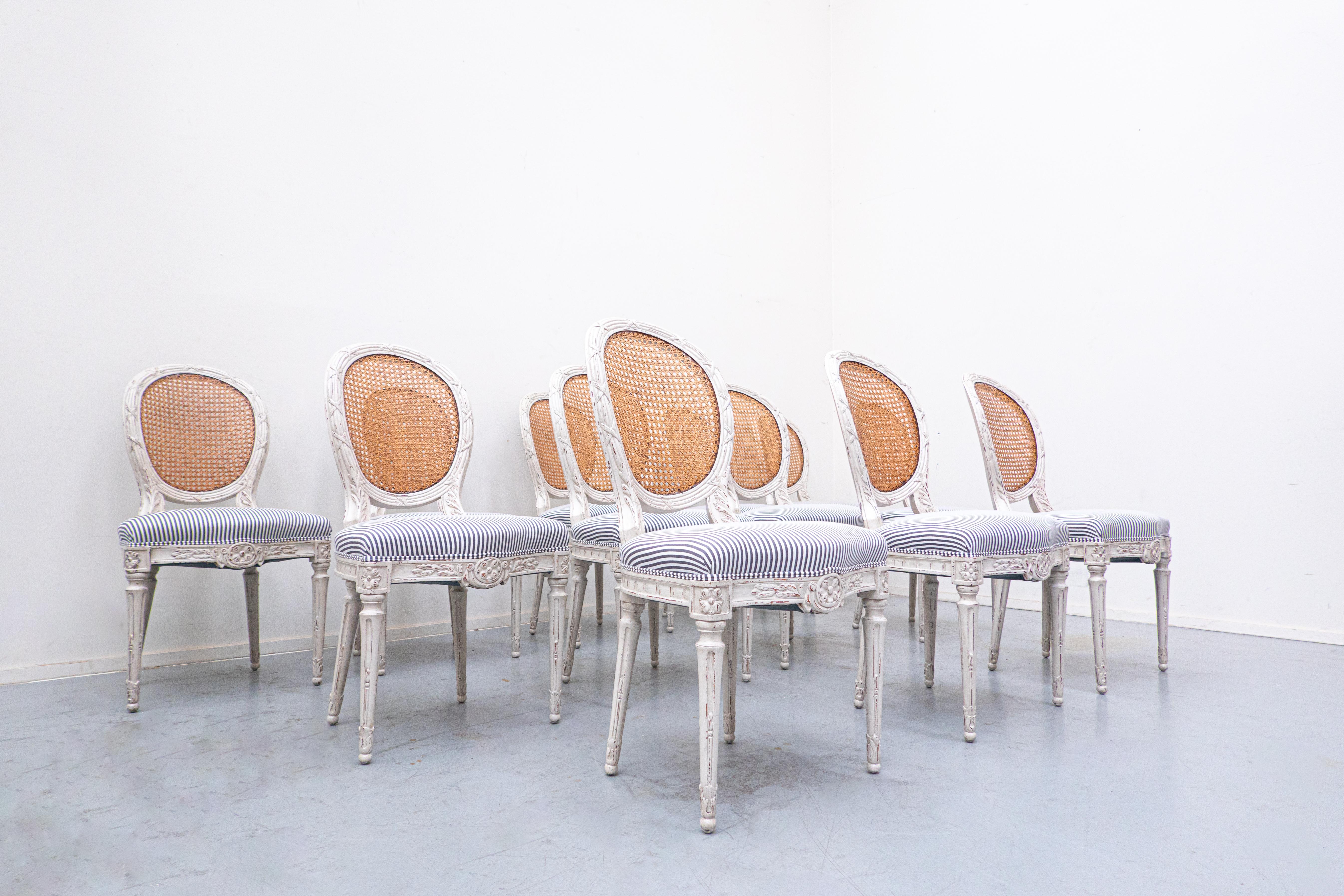 Conjunto de 12 sillas de comedor, estilo Luis XVI, Bélgica.
 