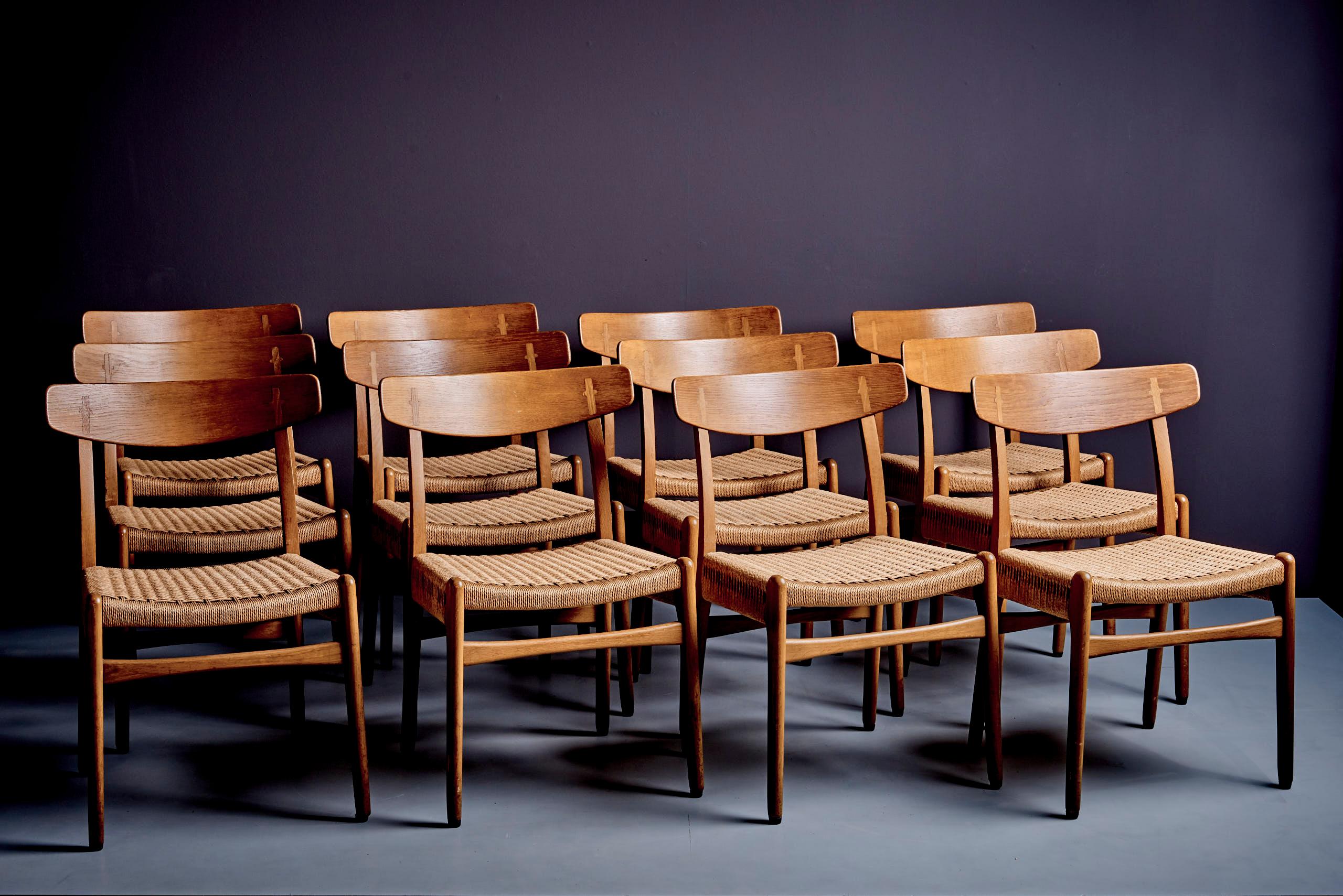 12 Esszimmerstühle Modell CH23 von Hans J. Wegner für Carl Hansen & Son mit einem Gestell aus Eichenholz, einer Rückenlehne und einer Sitzfläche aus Papierkordelgewebe. Guter Vintage-Zustand, leichte altersgemäße Patina.

