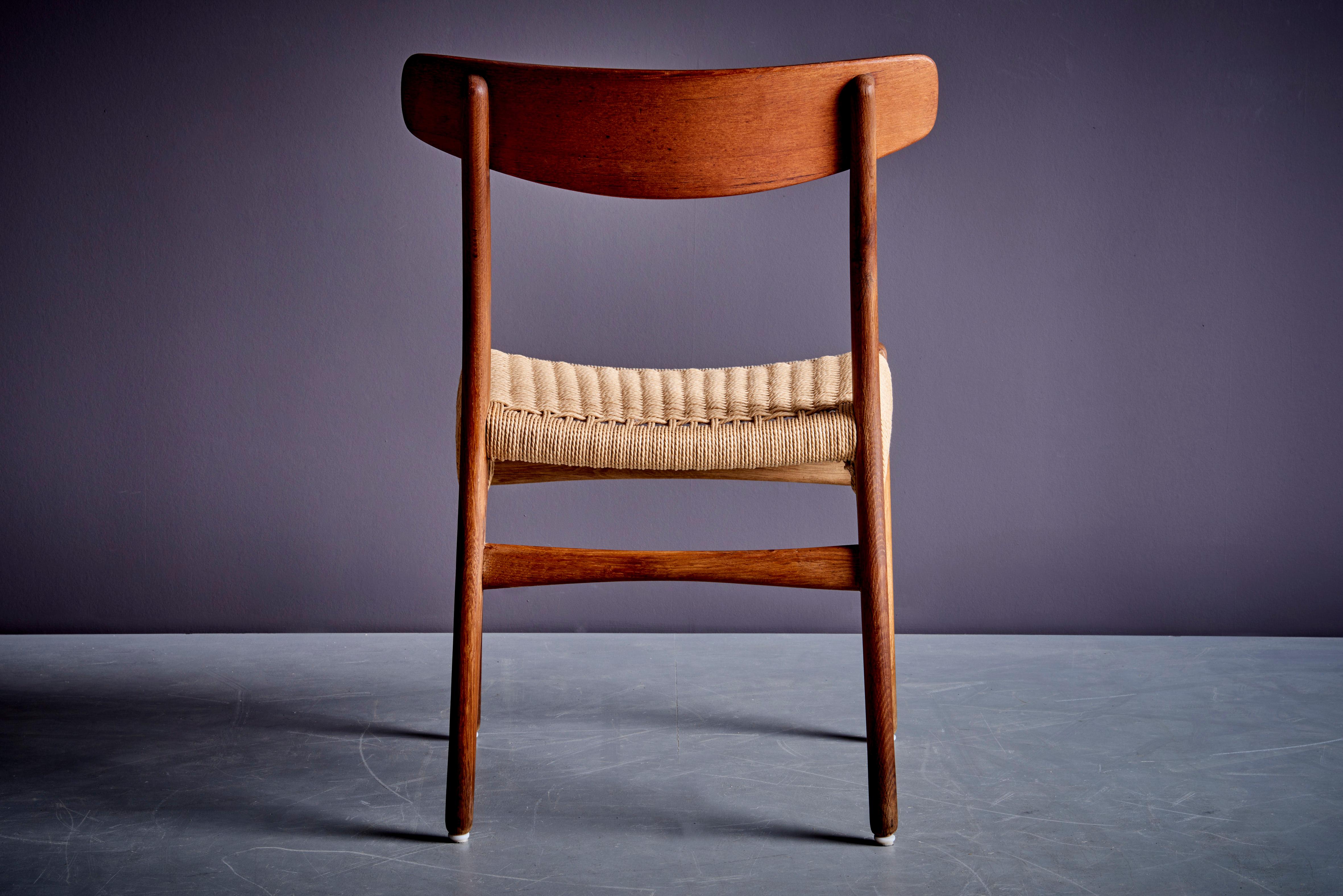 Satz von 12 Esszimmerstühlen Modell CH23 von Hans J. Wegner für Carl Hansen & Son (Mitte des 20. Jahrhunderts) im Angebot