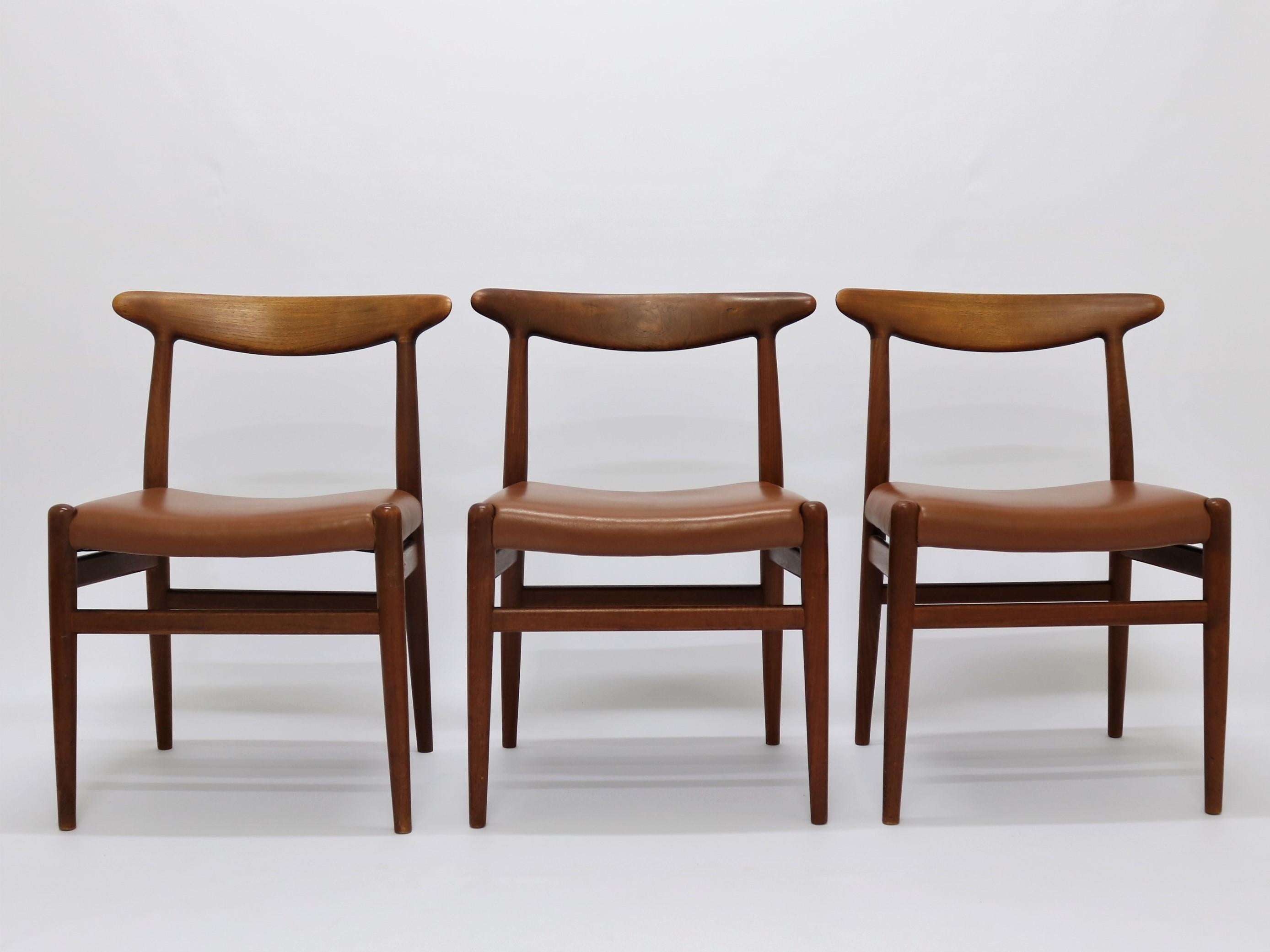 Set of 12 Dining Chairs model W2 by Hans J. Wegner, 1954 (Dänisch)