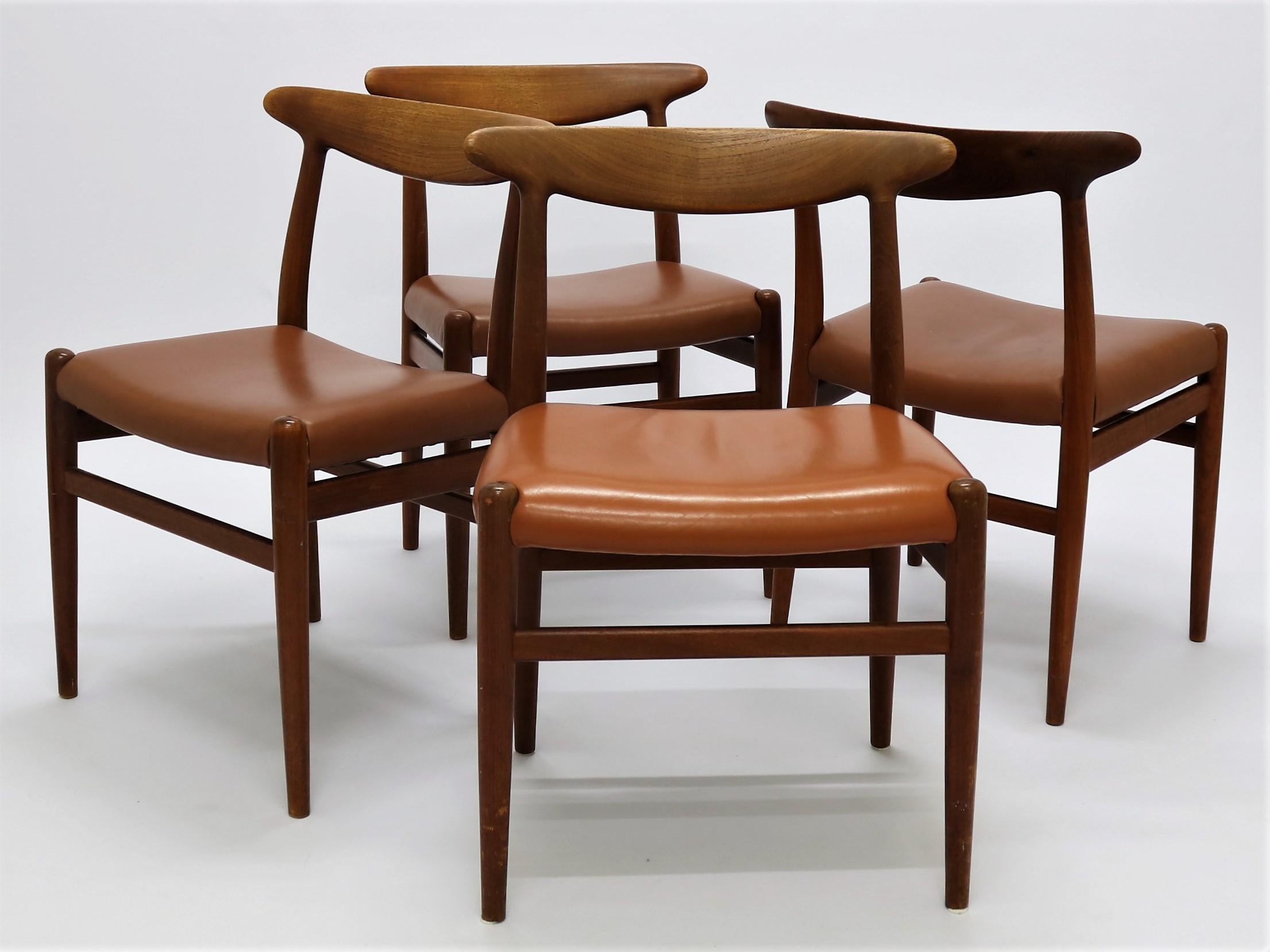 Set of 12 Dining Chairs model W2 by Hans J. Wegner, 1954 im Zustand „Gut“ in Odense, DK