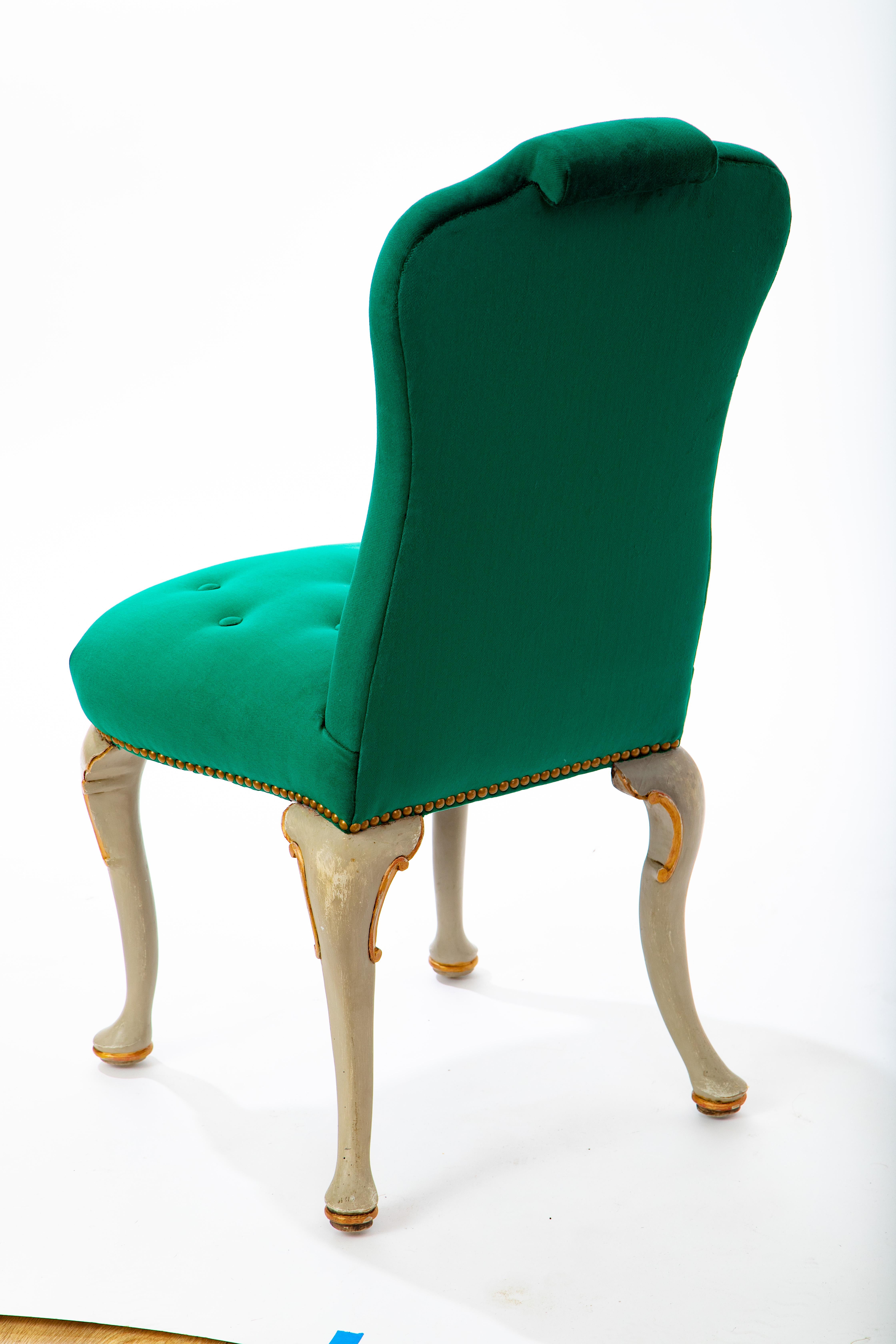 Set of 12 Dining Chairs Queen Anne Style, Emerald Green Velvet, USA In Excellent Condition In Miami, FL