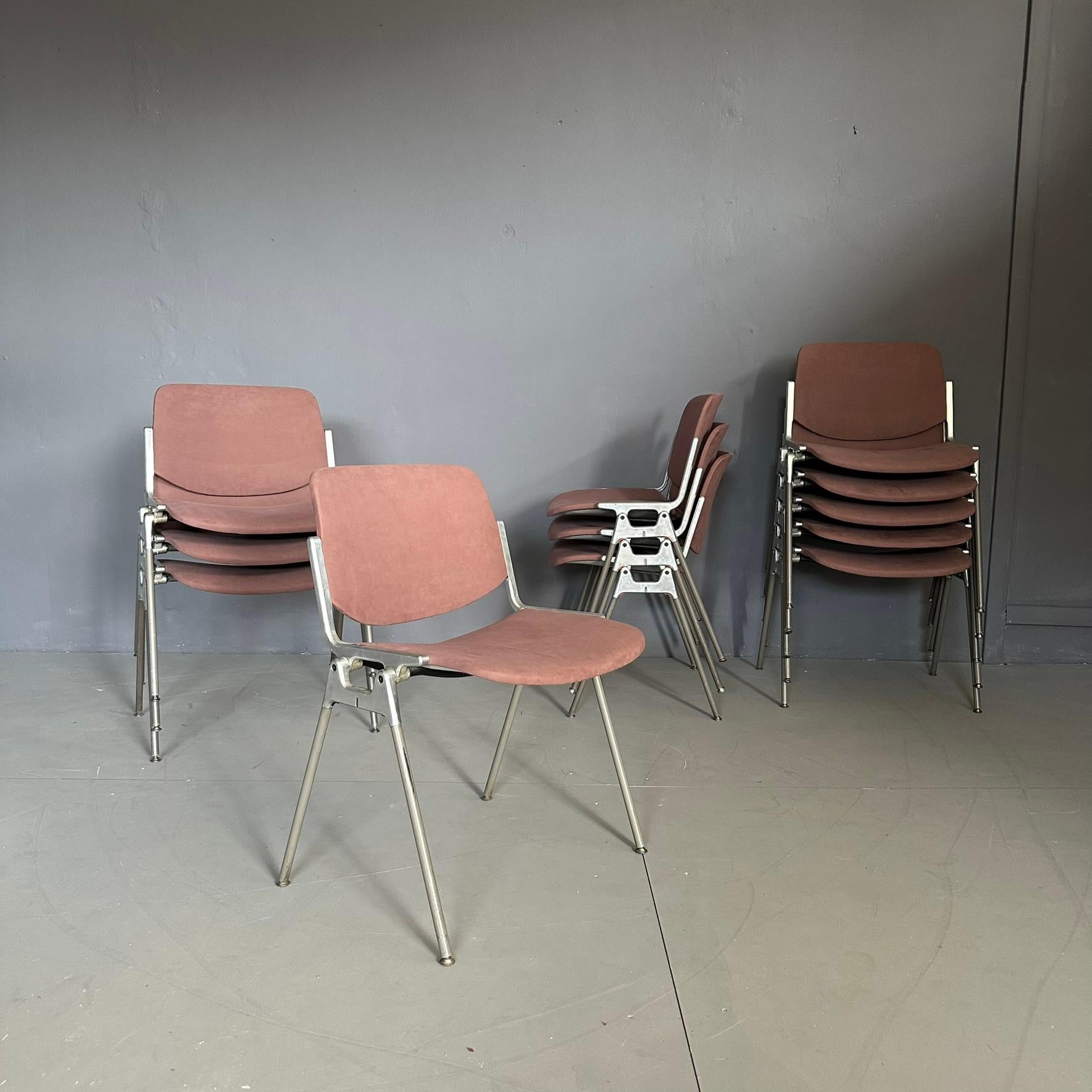 
Set di 12 sedie vintage DSC 106 del 1970 di Giancarlo Piretti per Anonima Castelli.
Telaio in alluminio, con rivestimento in tessuto elastico bordeaux
Il marchio è presente sulla struttura.
La sedia DSC 106 è un pezzo iconico prodotto da Anonima