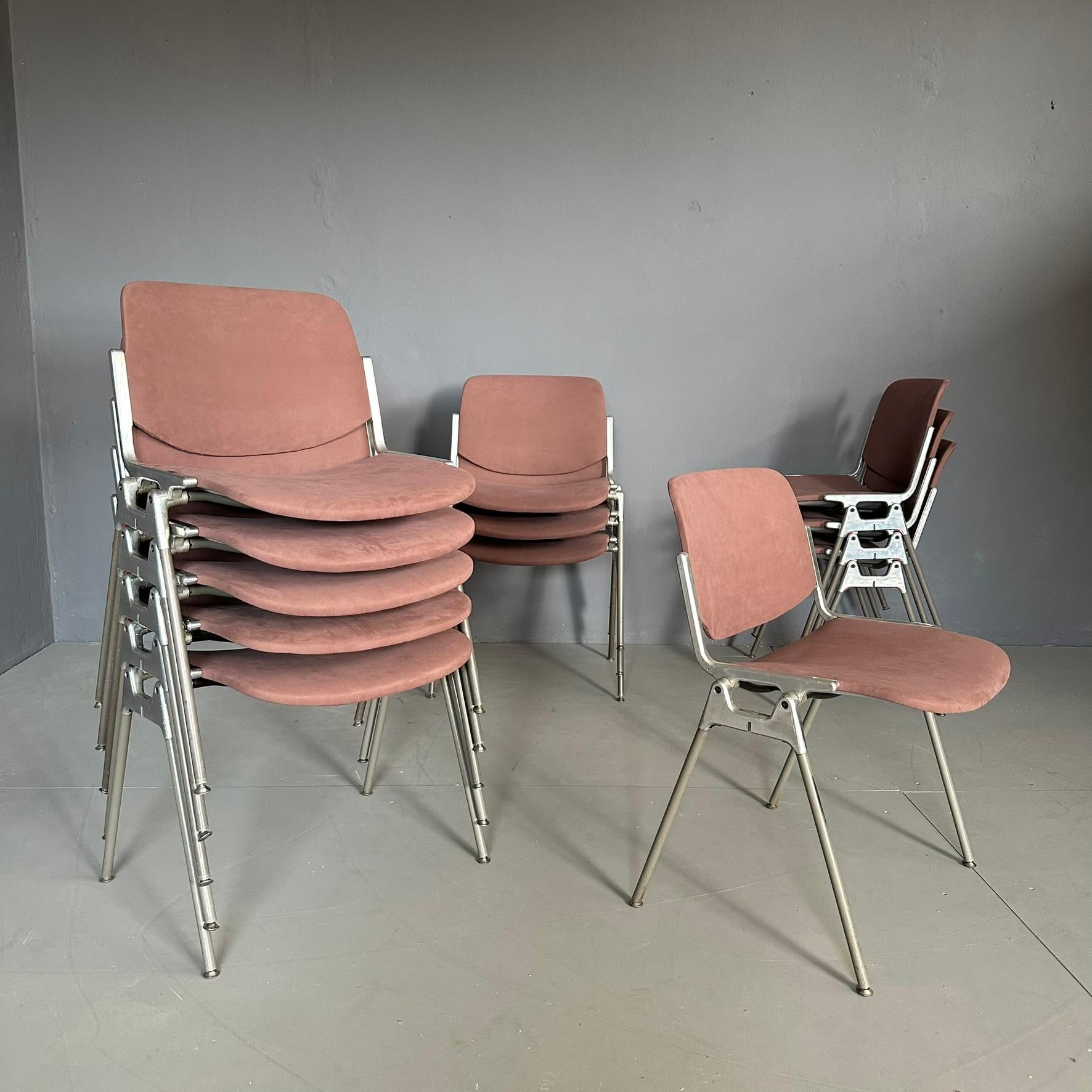Mid-Century moderno Set di 12 sedie DSC 106 di Giancarlo Piretti, per Anonima Castelli in vendita
