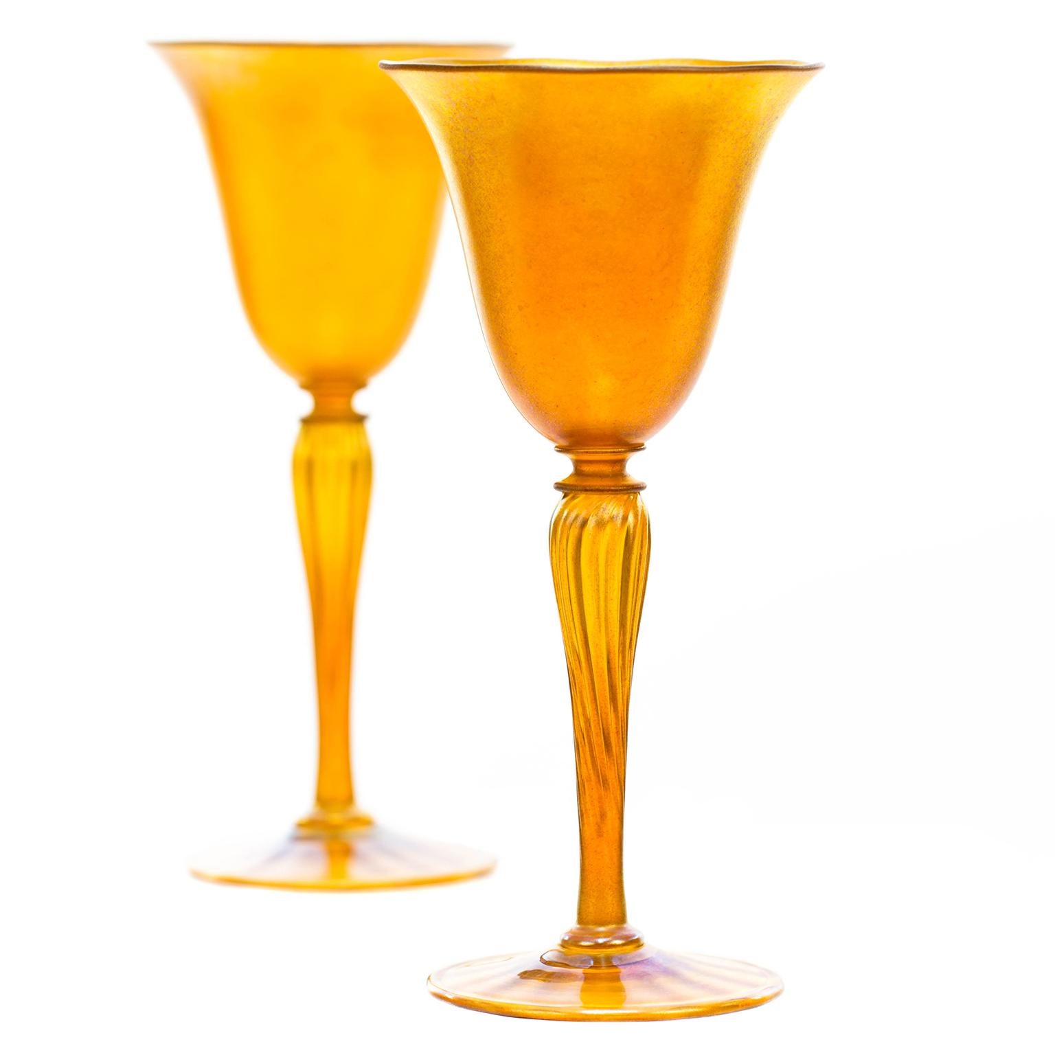 Satz von 12 Durand Gold Lustre Art Glass Wasserkelchen (amerikanisch) im Angebot