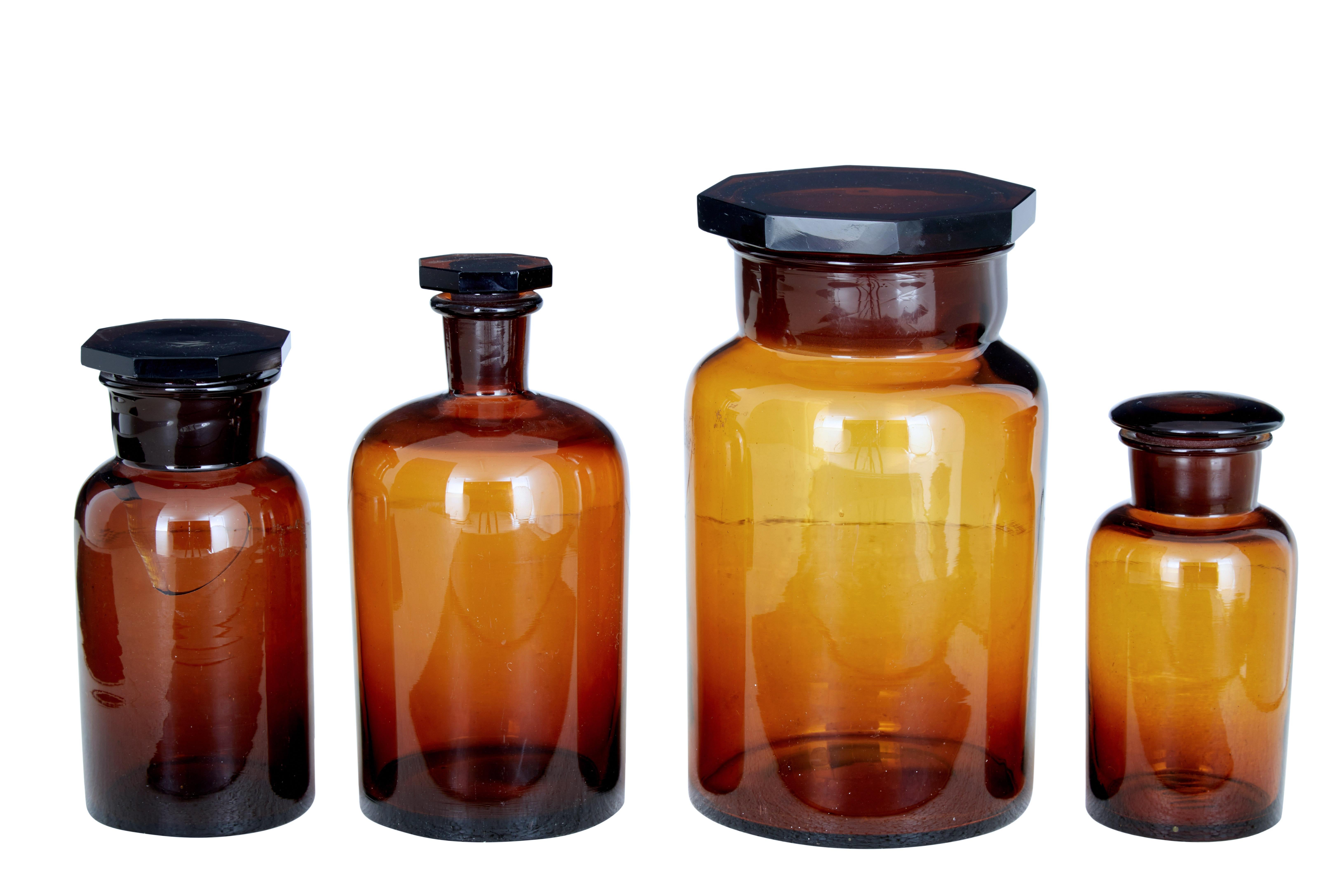 Set of 12 early 20th century apothecary glass jars, circa 1920.

Various sized jars all with stoppers and lids, labelled with Scandinavian text. Fine decorative items.

1 bottle with crack which is photographed.

Measures: Smallest height 3