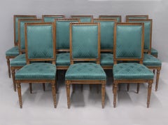 Set aus 12 handgeschnitzten Mahagoni-Esszimmerstühlen im Louis-XVI-Stil aus dem frühen 20. Jahrhundert