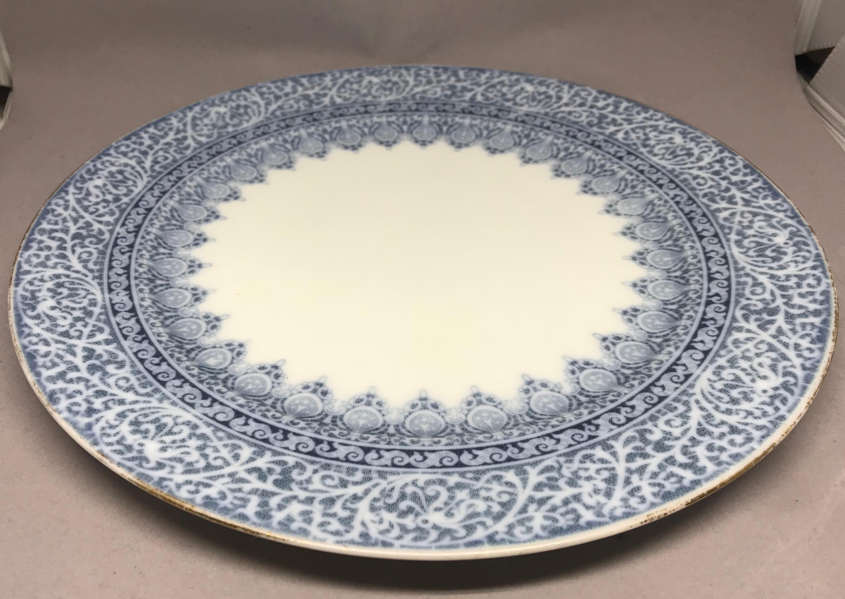 Set of 12 English Blue and White Dinner Plates In Excellent Condition In New York, NY