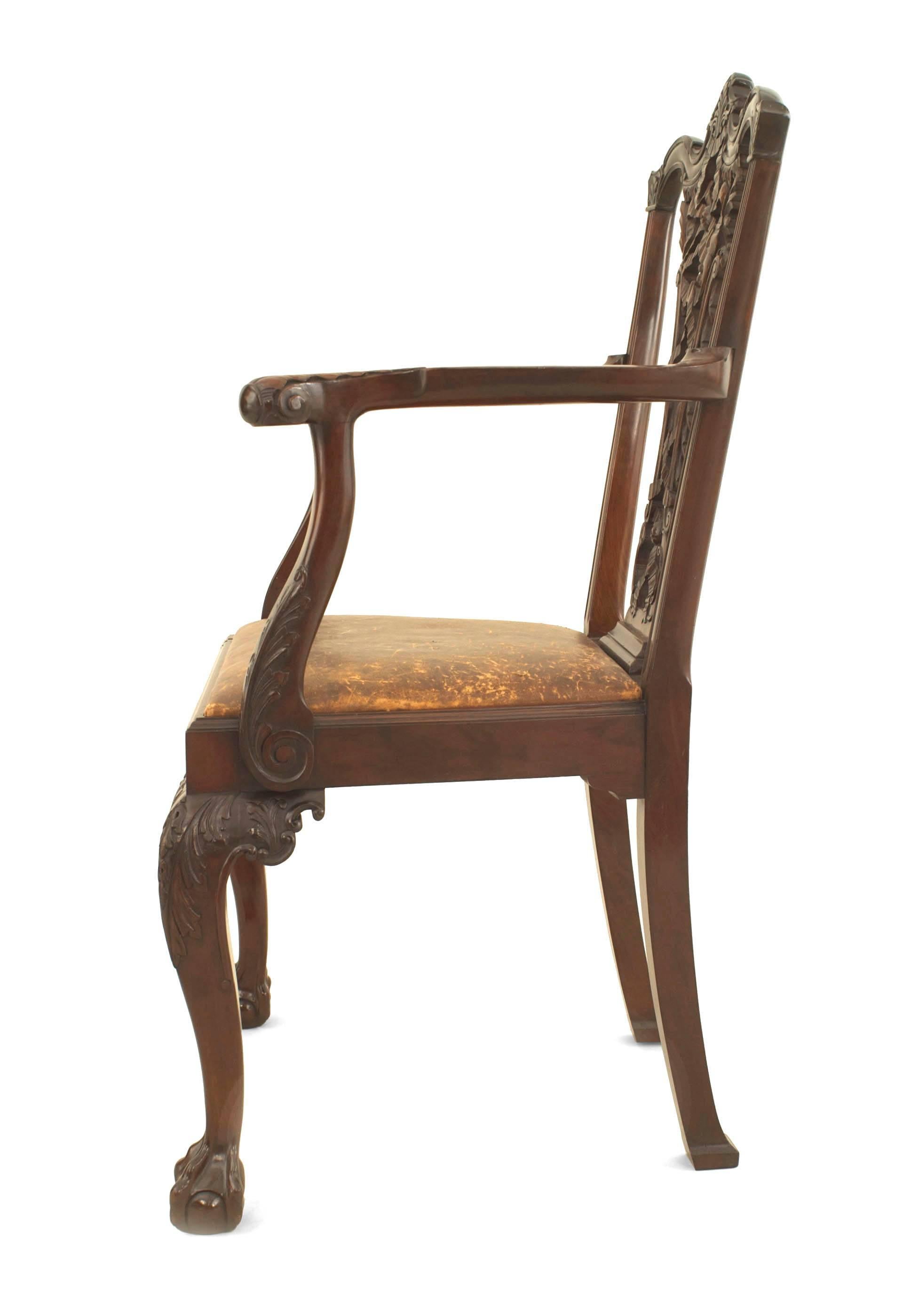 Britannique Ensemble de 12 chaises anglaises Chippendale en cuir marron en vente