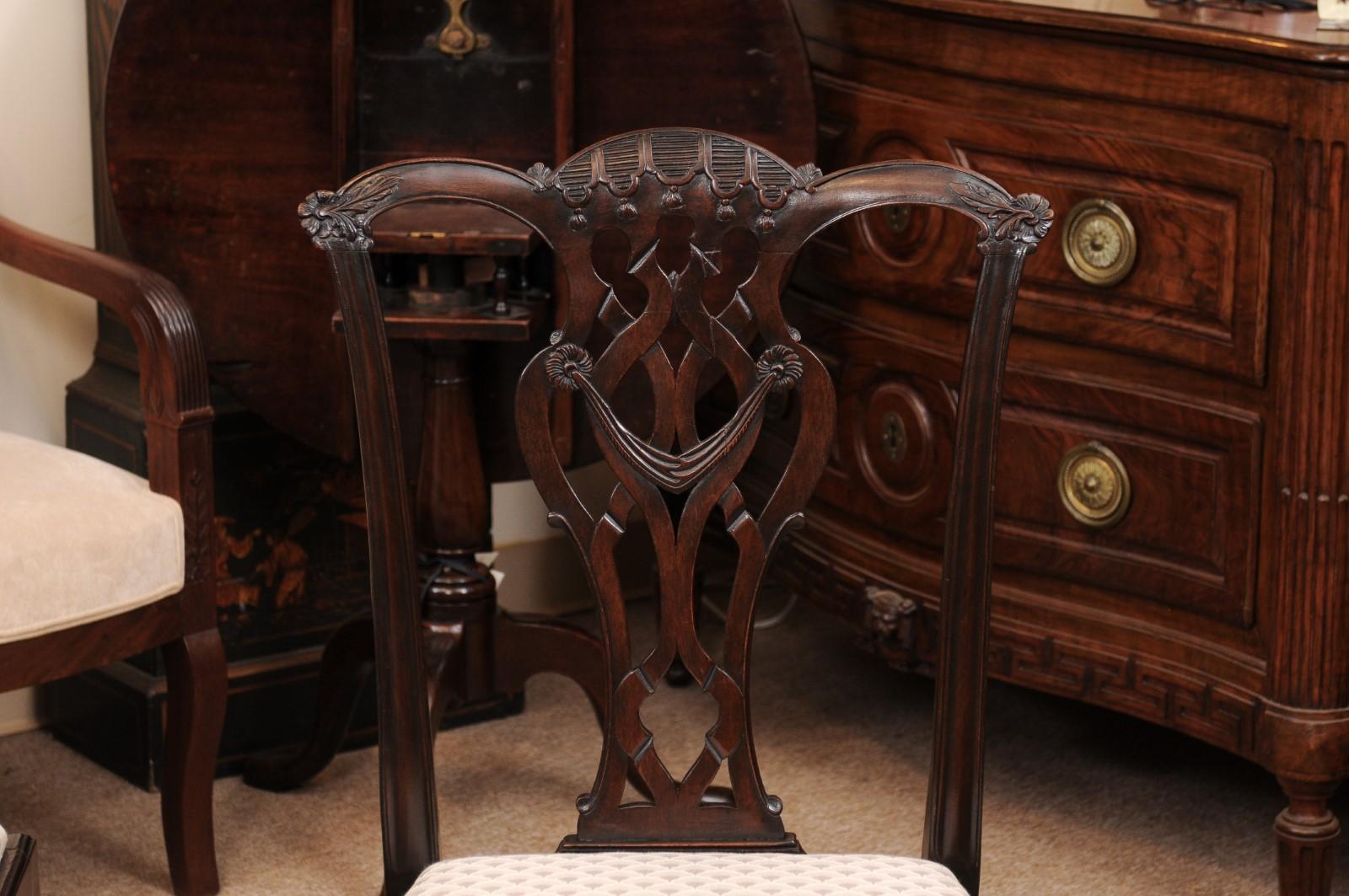 Ensemble de 12 chaises de salle à manger en acajou de style Chippendale vers 1890 (2 accoudoirs et 10 côtés)
