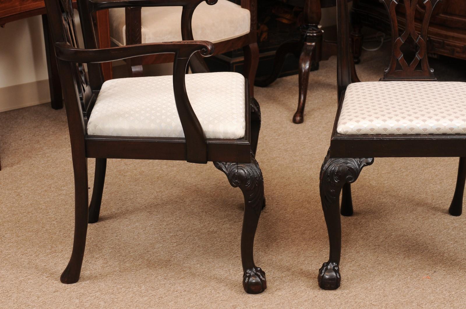 Anglais Ensemble de 12 chaises de salle à manger anglaises en acajou de style Chippendale, vers 1890 (2 bras et 10 pièces) en vente