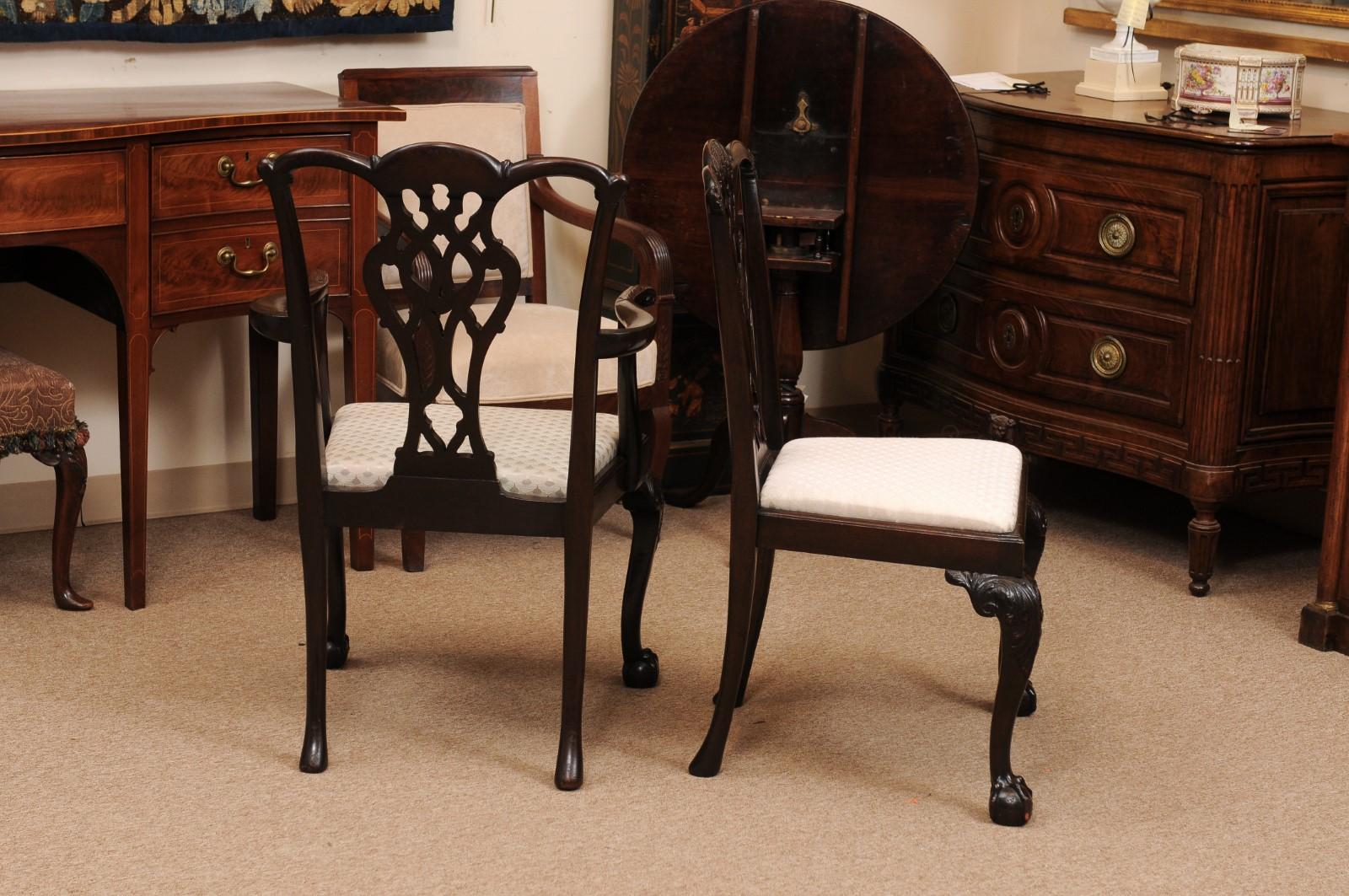 Fin du XIXe siècle Ensemble de 12 chaises de salle à manger anglaises en acajou de style Chippendale, vers 1890 (2 bras et 10 pièces) en vente