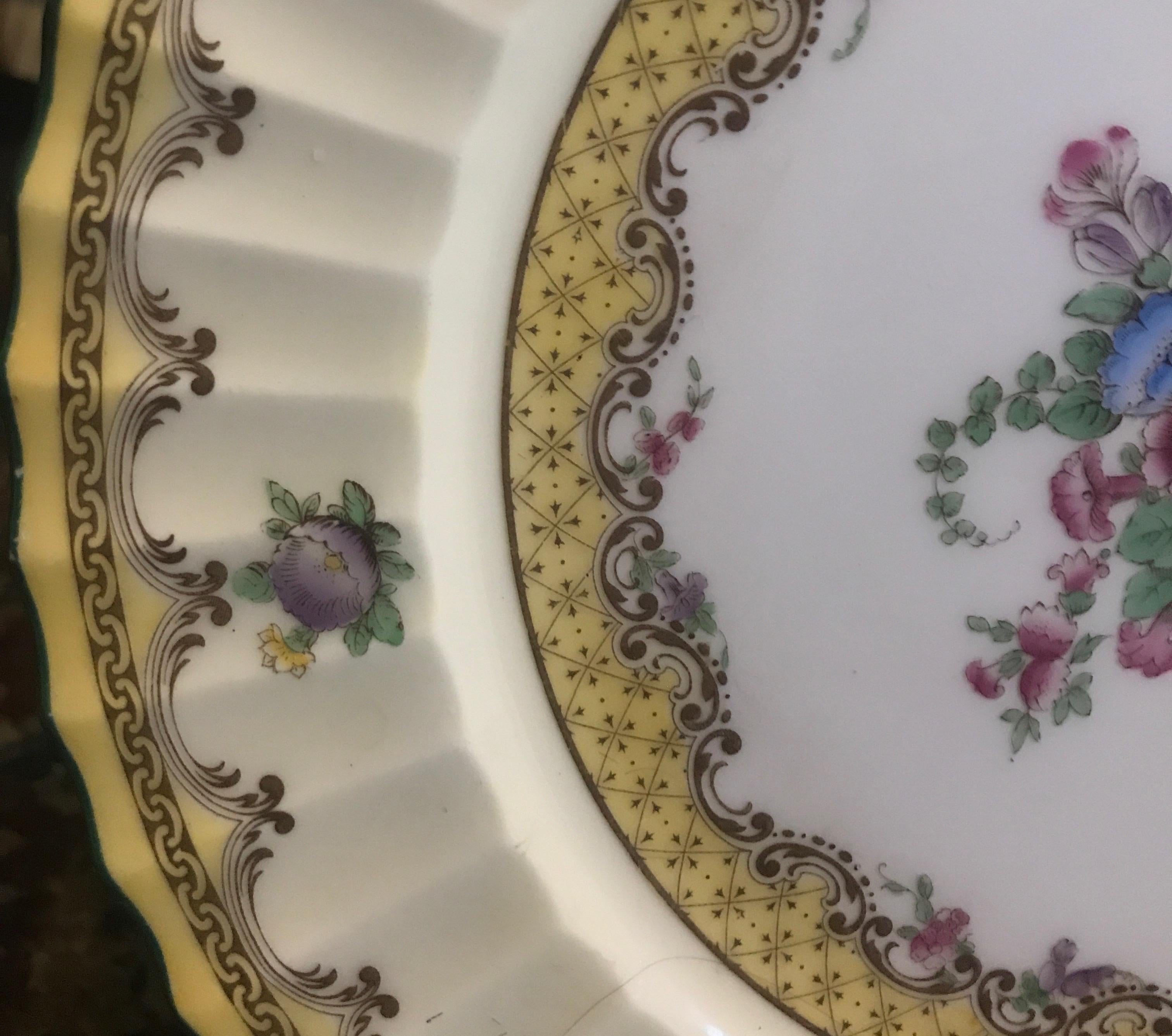 Set of 12 English Floral Service Dinner Plates by Royal Worcester In Excellent Condition For Sale In Lambertville, NJ