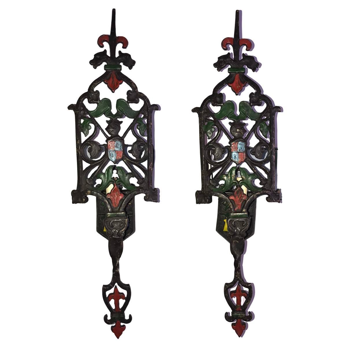 Un set di dodici applique a luce singola in ghisa inglese del 1920 circa con finitura martellata e dettagli dipinti. Venduto in coppia

Misure:
Altezza: 23