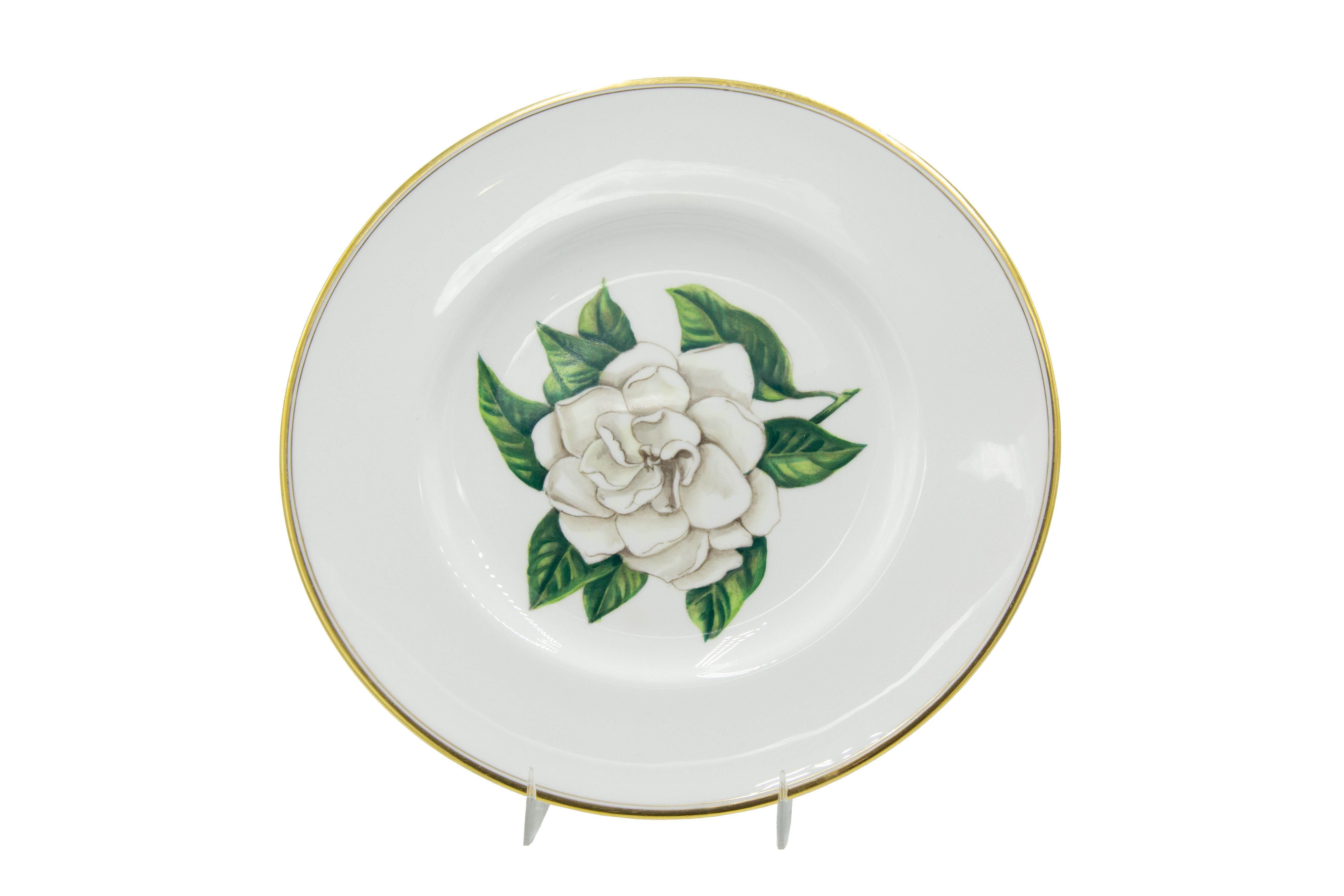 Juego de 12 platos llanos ingleses victorianos de porcelana blanca con borde dorado y centro de flor individual (Royal Worcester) (PRECIADO COMO JUEGO)
