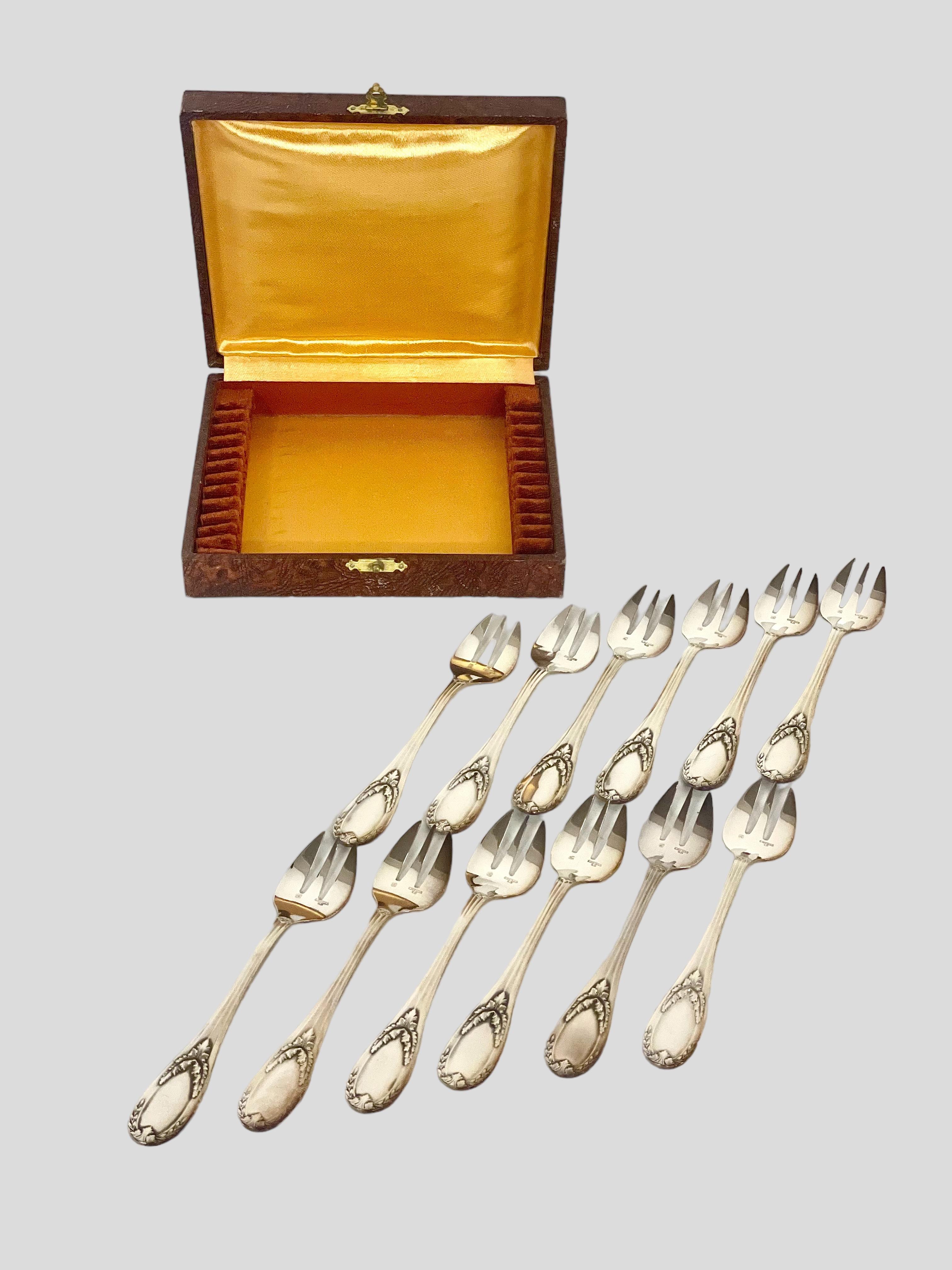 Set of 12 Ercuis Oyster Forks in Original Presentation Case For Sale 2