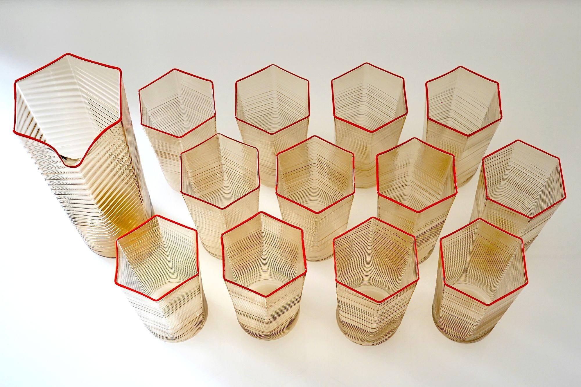 Ensemble de 12 gobelets et pichets Esagonali. Verre de Murano Rigadin Fumè, rouge corail en vente 7