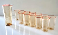 Set di 12 bicchieri e brocca Esagonali. Rigadin Fumè in vetro di Murano, rosso corallo