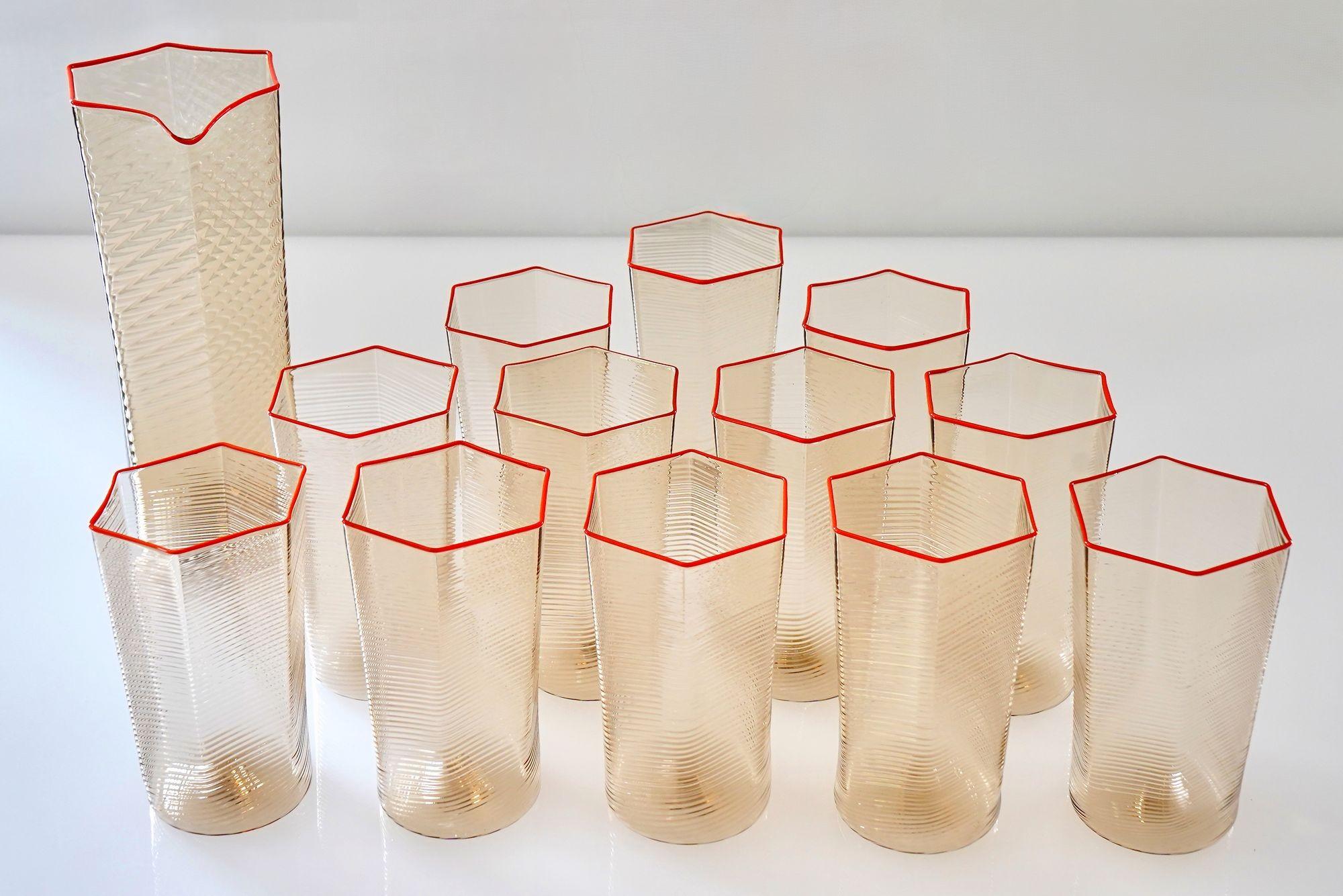 italien Ensemble de 12 gobelets et pichets Esagonali. Verre de Murano Rigadin Fumè, rouge corail en vente