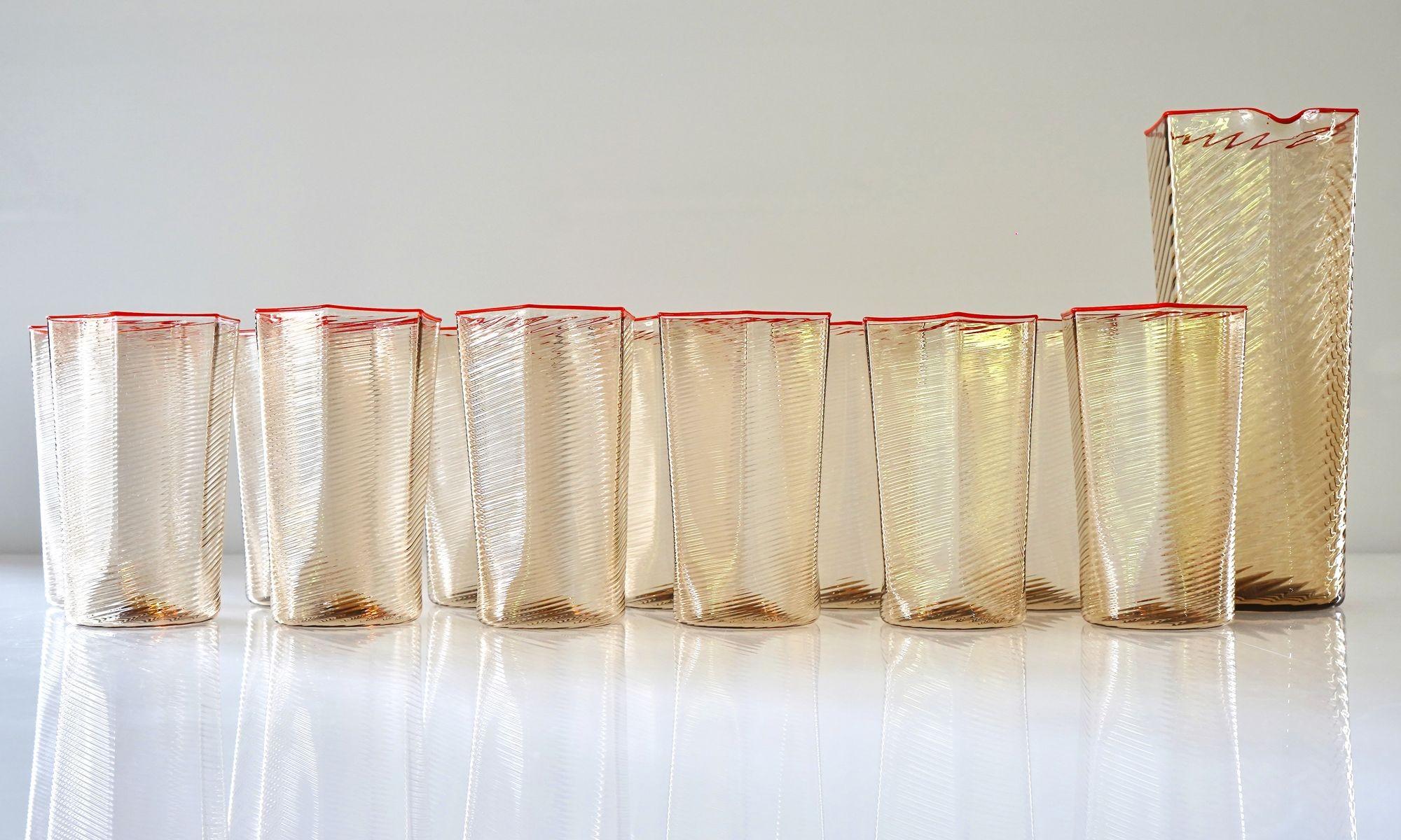 Fait main Ensemble de 12 gobelets et pichets Esagonali. Verre de Murano Rigadin Fumè, rouge corail en vente