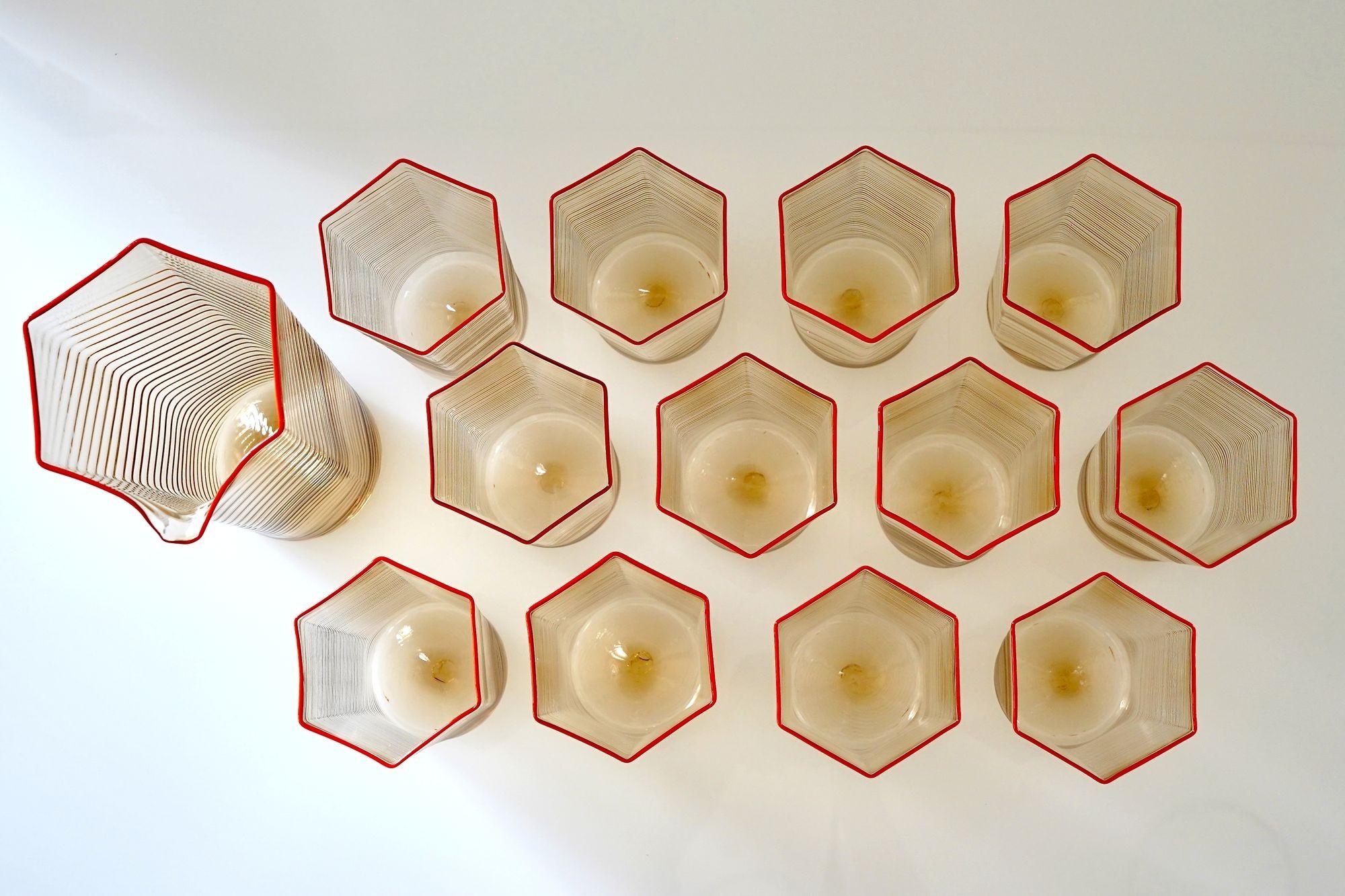 Ensemble de 12 gobelets et pichets Esagonali. Verre de Murano Rigadin Fumè, rouge corail Excellent état - En vente à Tavarnelle val di Pesa, Florence