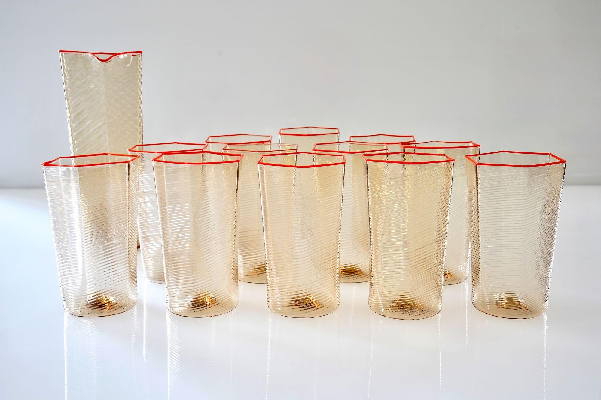 XXIe siècle et contemporain Ensemble de 12 gobelets et pichets Esagonali. Verre de Murano Rigadin Fumè, rouge corail en vente