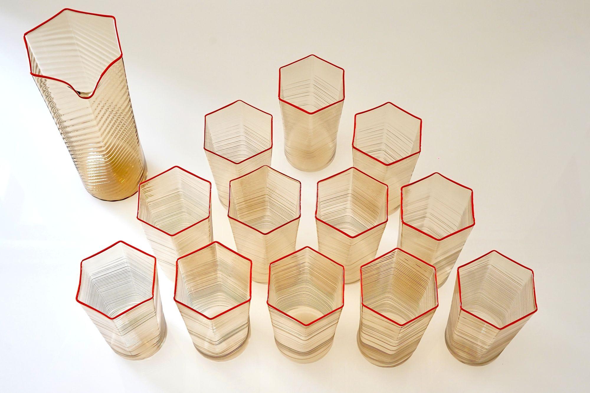 Ensemble de 12 gobelets et pichets Esagonali. Verre de Murano Rigadin Fumè, rouge corail en vente 1