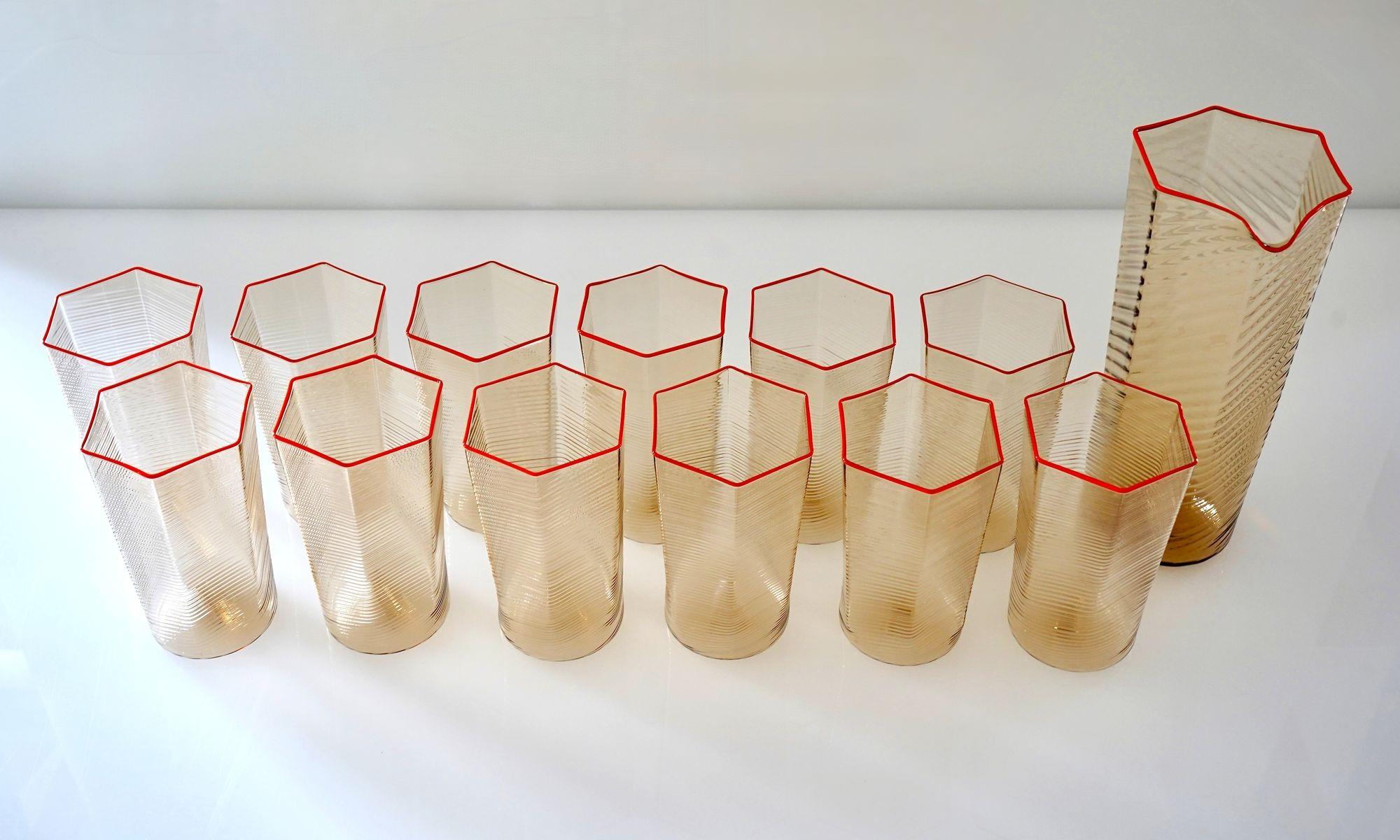 Ensemble de 12 gobelets et pichets Esagonali. Verre de Murano Rigadin Fumè, rouge corail en vente 2