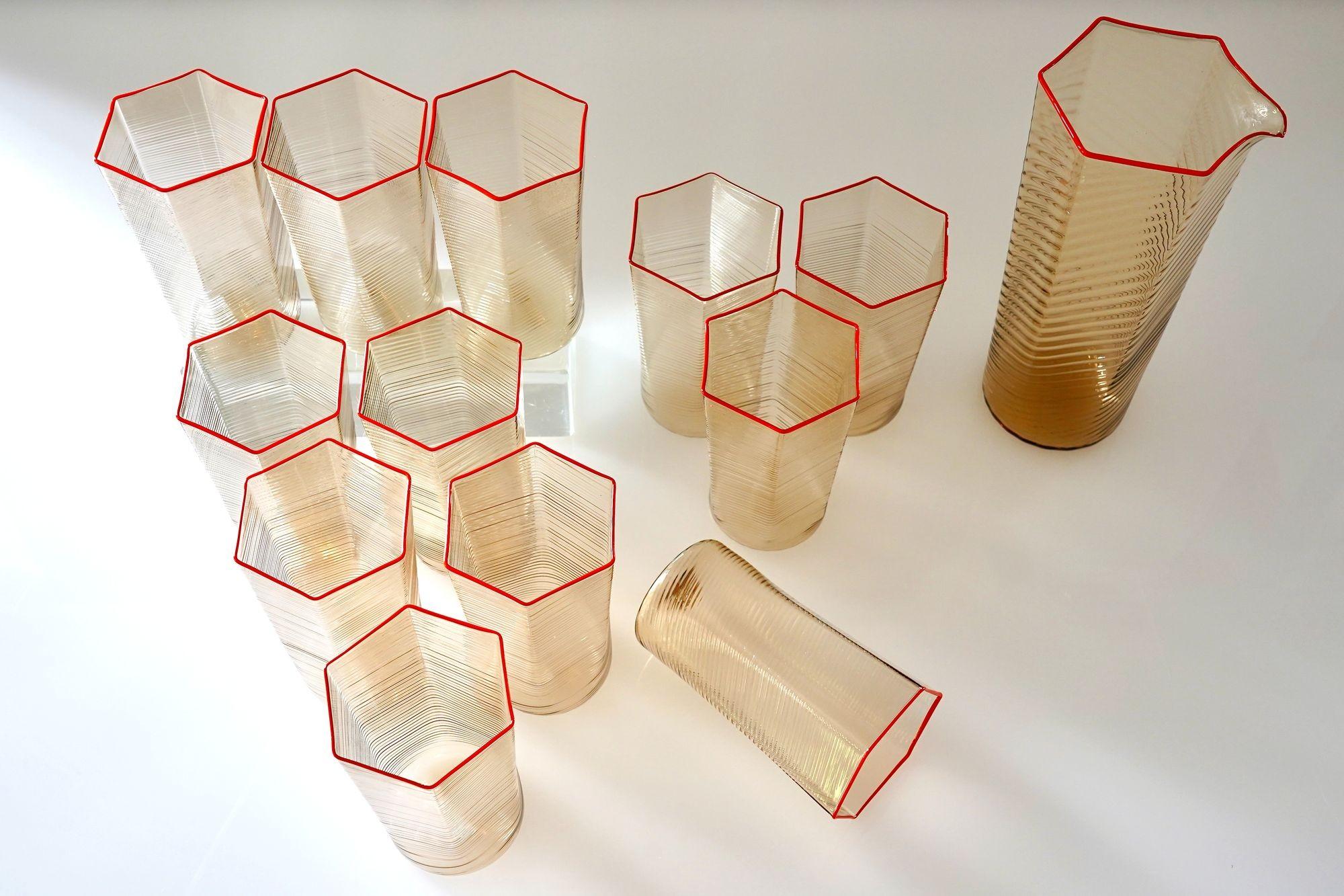 Ensemble de 12 gobelets et pichets Esagonali. Verre de Murano Rigadin Fumè, rouge corail en vente 3