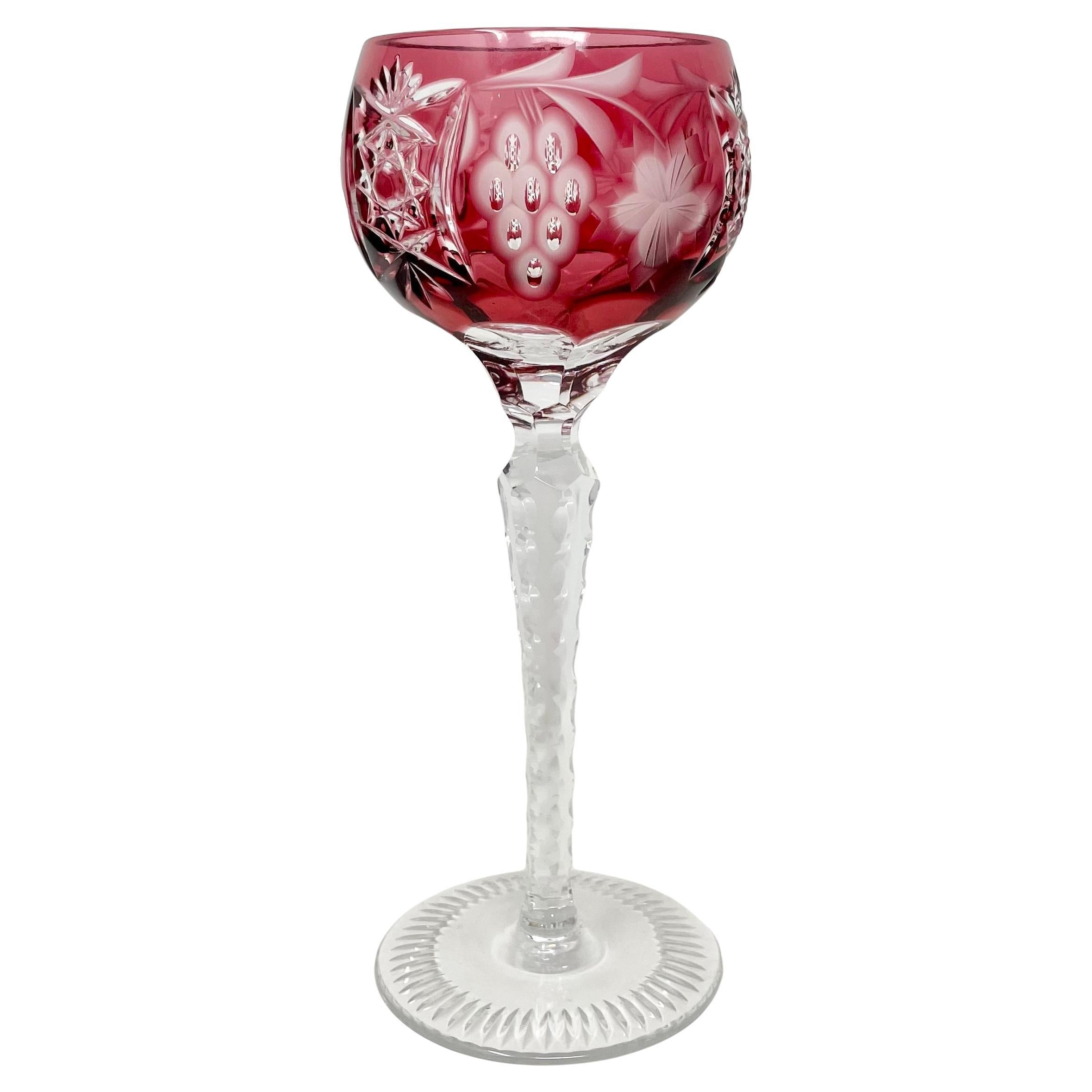 Satz von 12 Weingläsern aus geschliffenem deutschem Cranberry-Kristall, ca. 1930-1940.