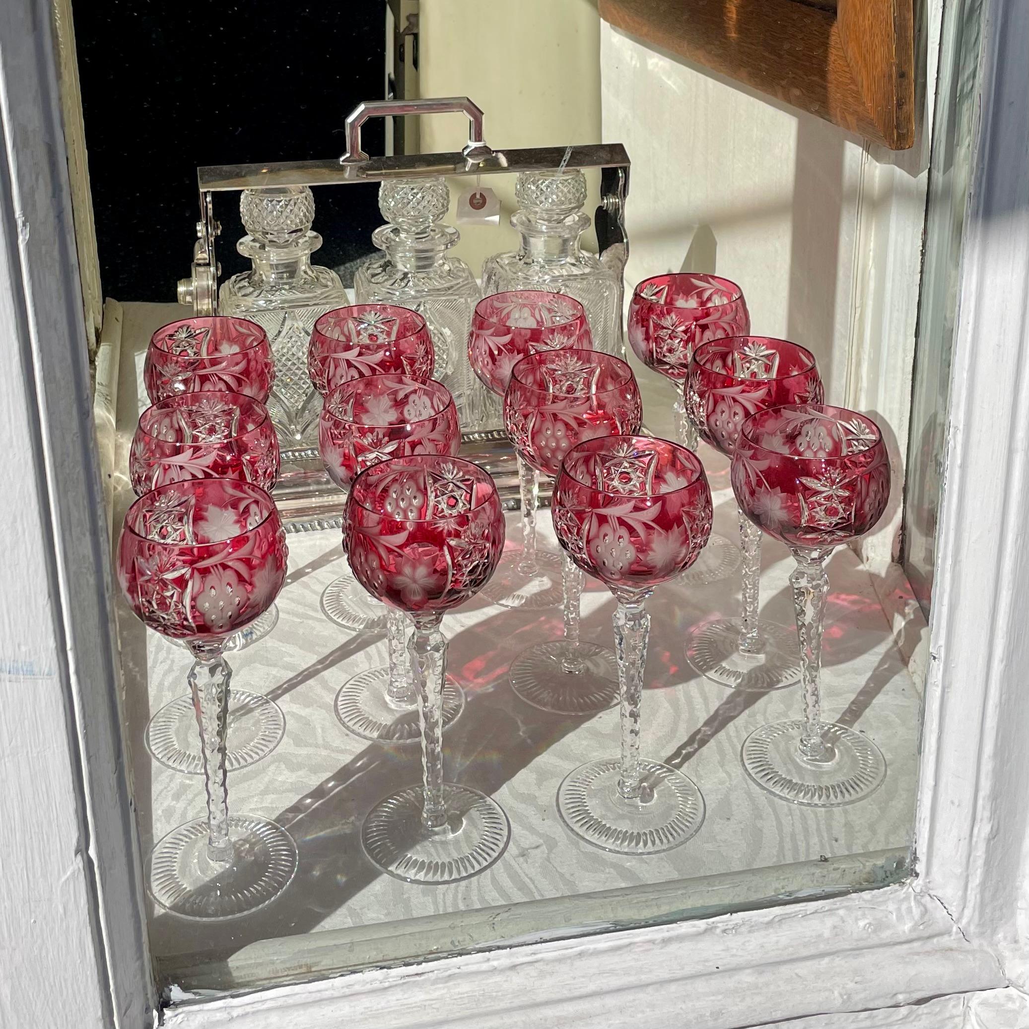 Set von 12 deutschen Weingläsern aus geschliffenem, blattförmigem Kristall mit Preiselbeerschliff, Nachlass, um 1930. im Angebot 2