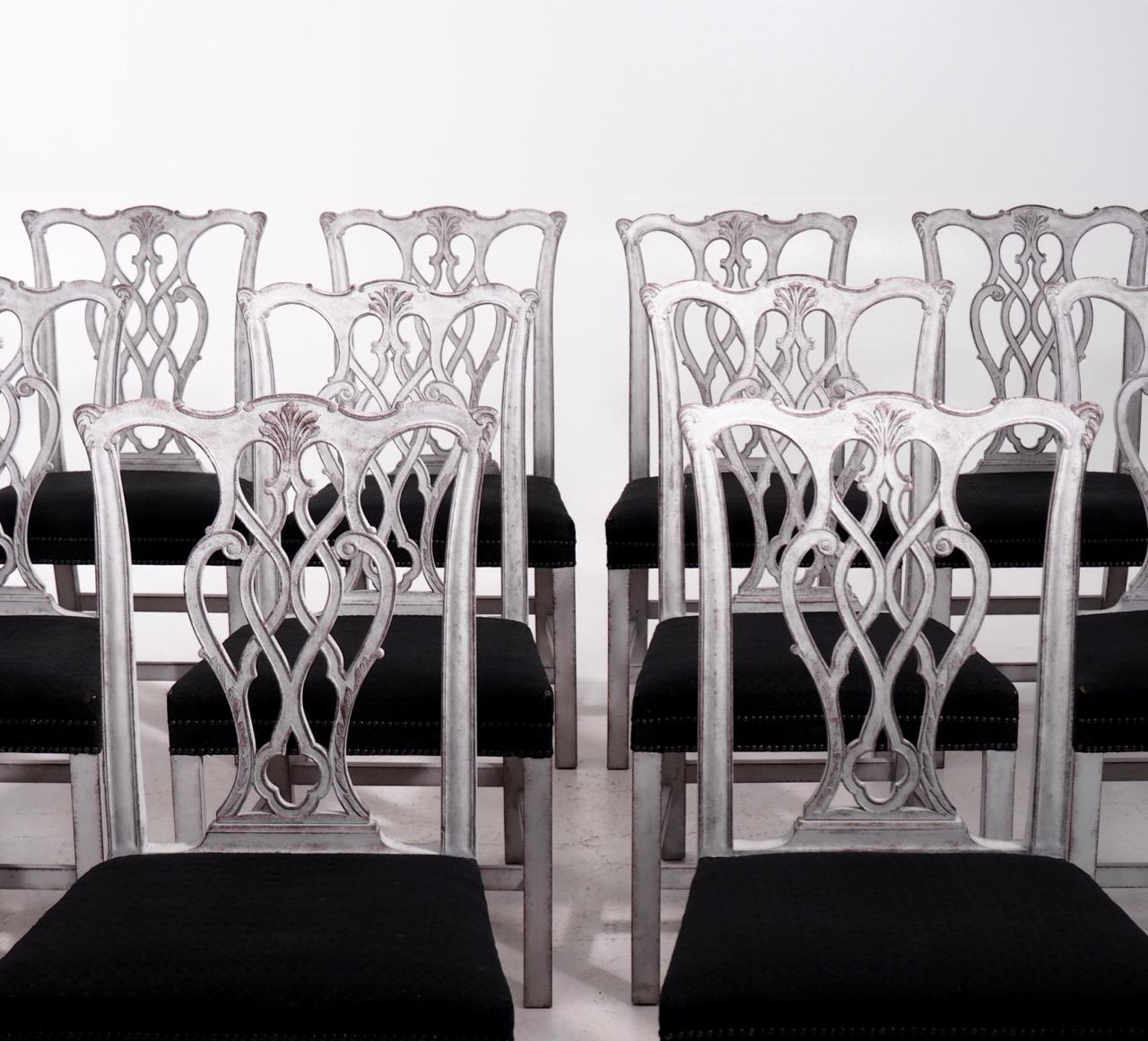 Seltener Satz von 12 europäischen Stühlen, reich geschnitzt, gepolstert mit schwarzem Rosshaar. Kleine Beschädigung der Polsterung, 19. Jahrhundert.
