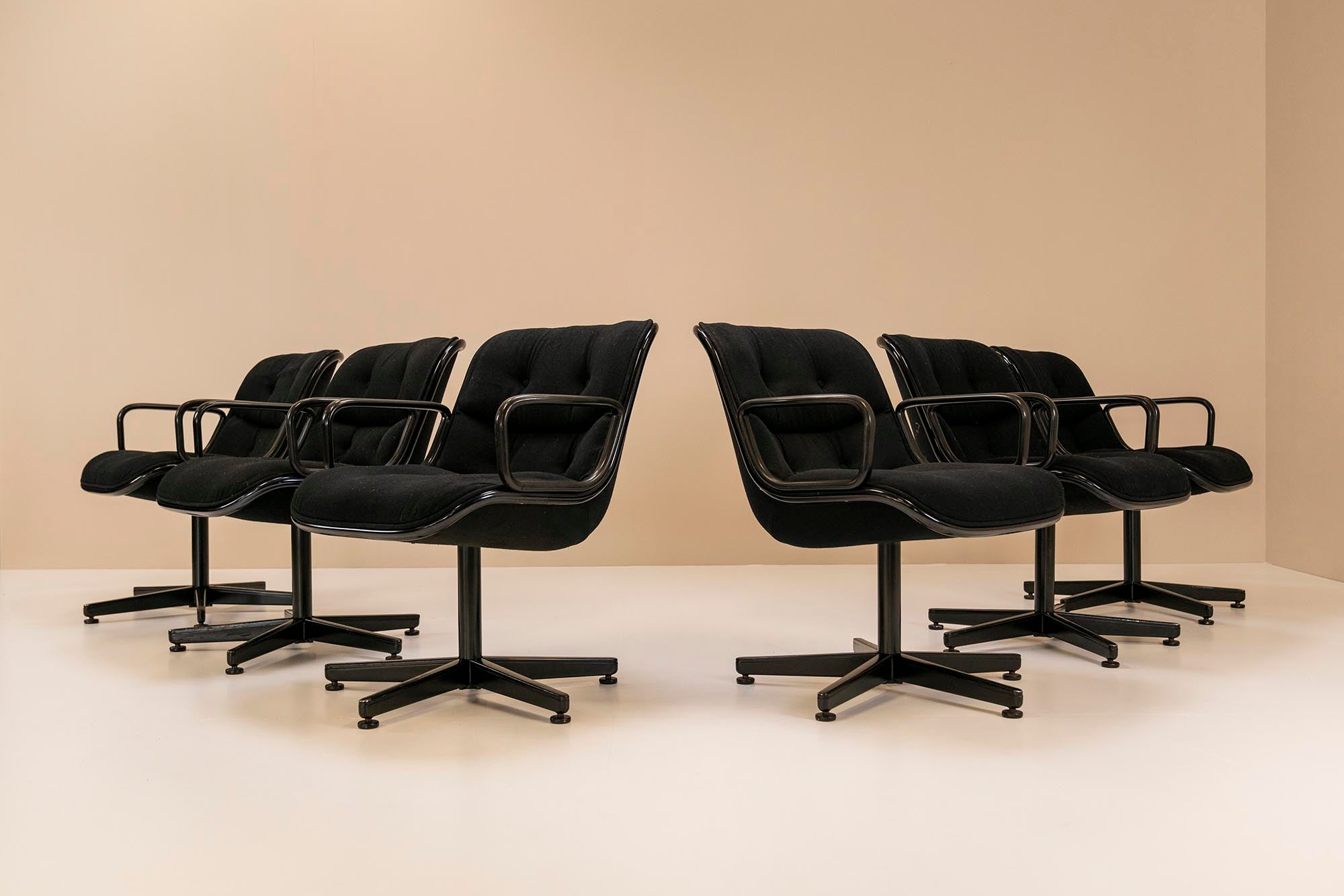 Ces 12 fauteuils de direction sont un véritable classique issu de l'illustre écurie du fabricant Knoll, conçu en 1963 par le designer américain Charles Pollock. Un maître absolu dans la création de mobilier de bureau qui a principalement servi et