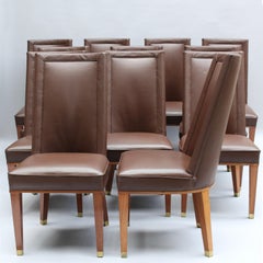 12 französische Esszimmerstühle aus Mahagoni und Leder aus den 1950er Jahren von Jacques Adnet