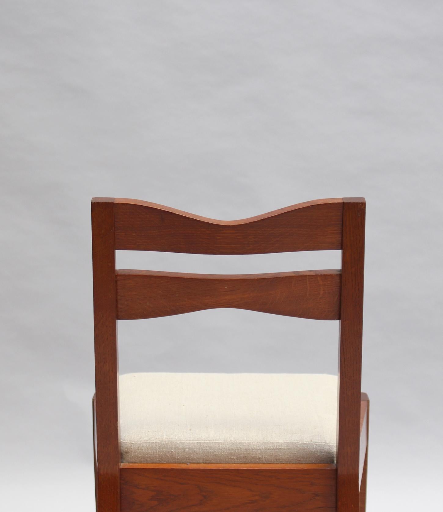 Satz von 12 feinen französischen Art-Déco-Esszimmerstühlen aus Eichenholz von Dudouyt im Angebot 2