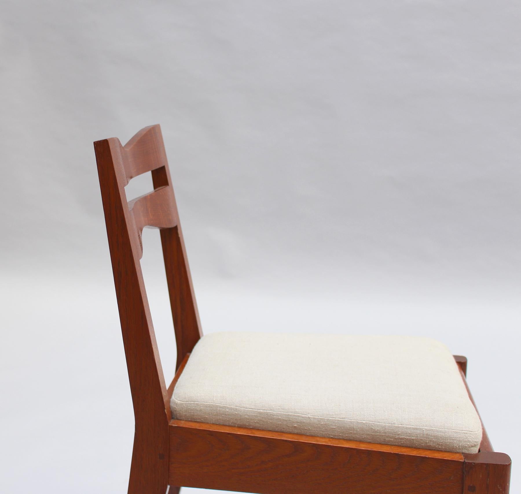 Satz von 12 feinen französischen Art-Déco-Esszimmerstühlen aus Eichenholz von Dudouyt im Angebot 3