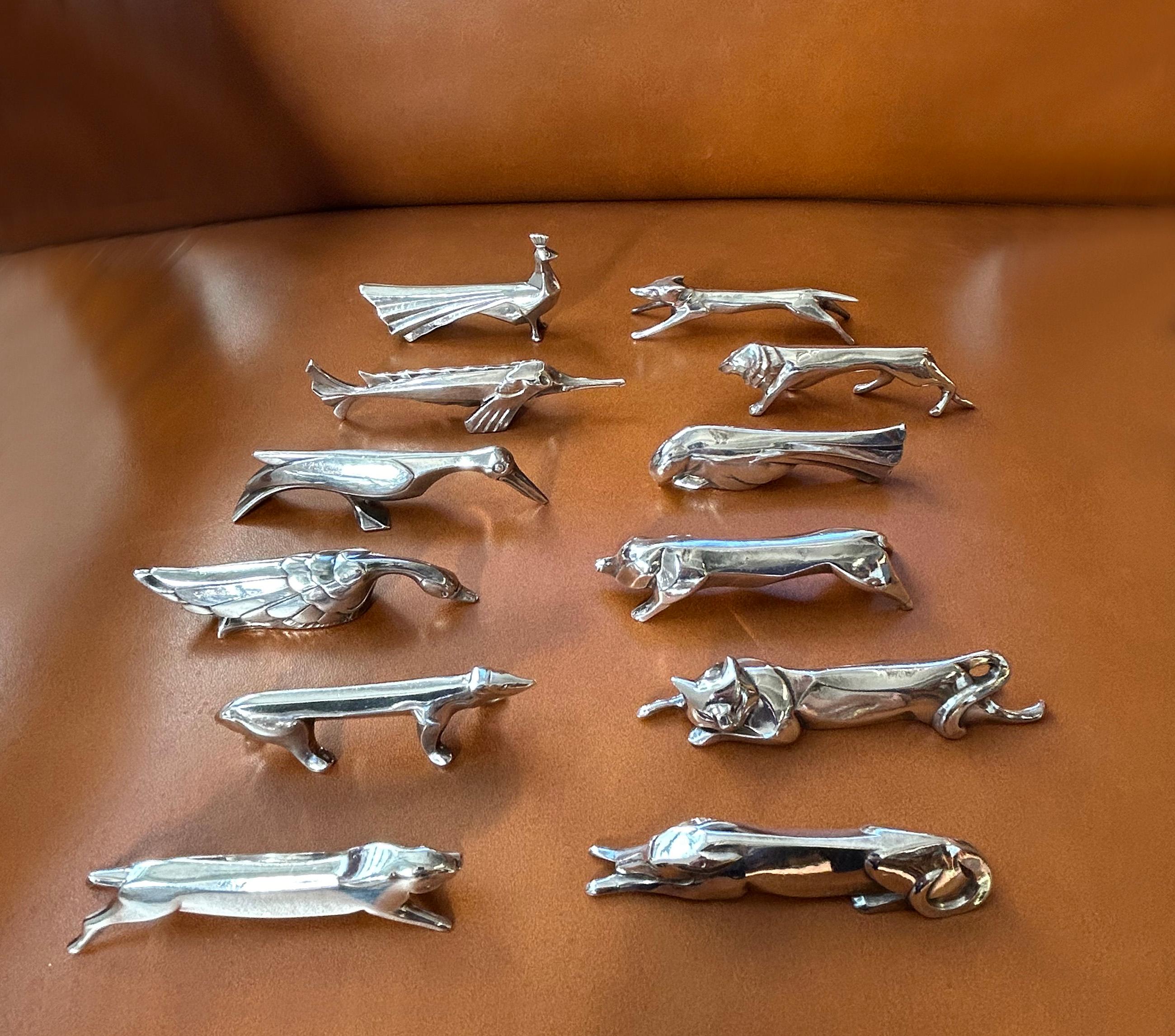 Juego de 12 finos apoyacuchillos franceses Art Déco bañados en plata, diseñados por Edouard-Marcel Sandoz para la colección Gallia de Christofle. Los 12 animales son diferentes.
Caja original.

Tamaño medio de los apoyos de los cuchillos:
Alto 0,8