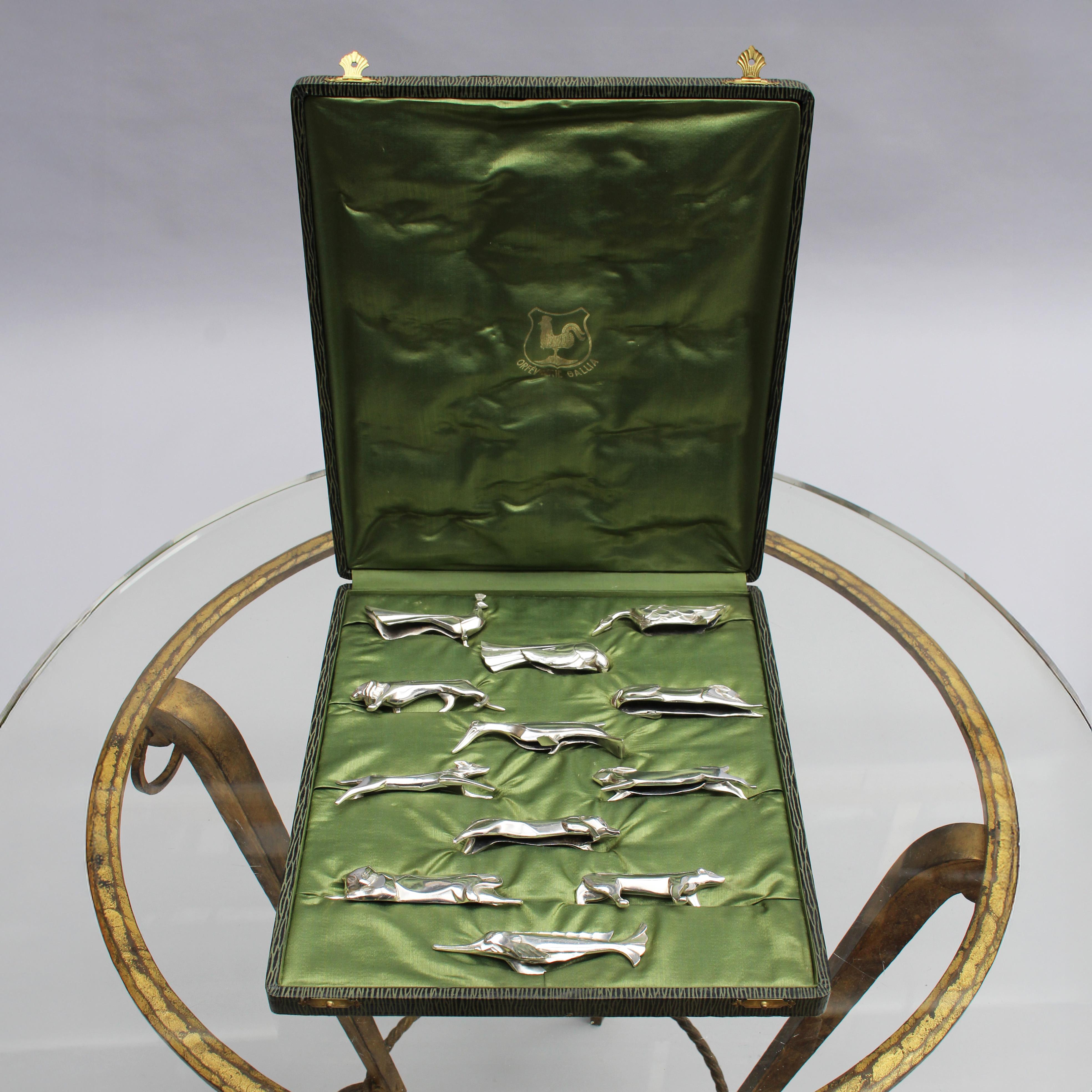 12 versilberte Messerablagen im Stil des französischen Art déco, entworfen von Edouard-Marcel Sandoz für die Gallia Collection'S von Christofle. Alle 12 Tiere sind unterschiedlich.
Originalgehäuse.

Durchschnittliche Größe der Messerablagen:
H 0,8