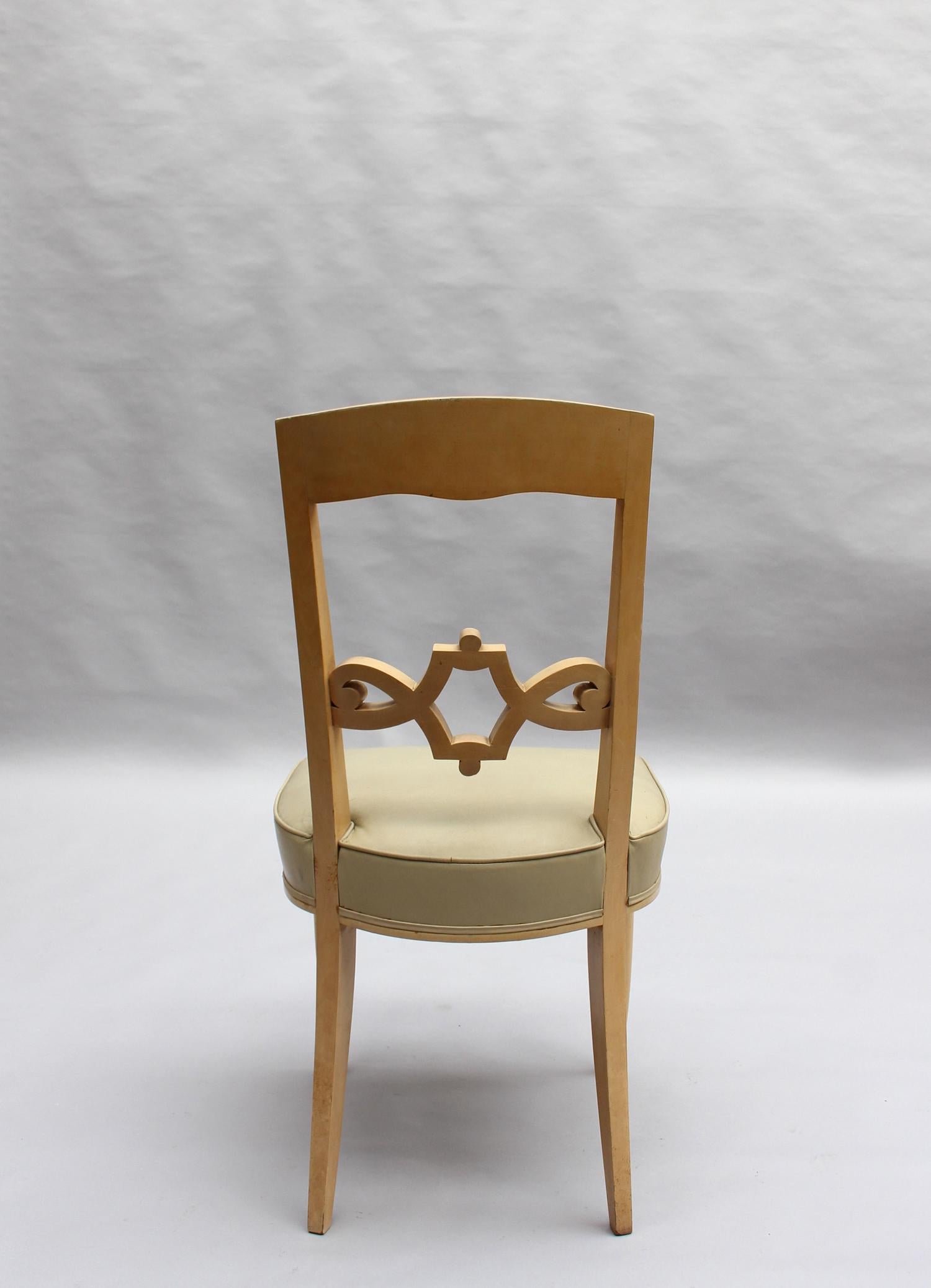 Satz von 12 feinen französischen Art-Déco-Stühlen aus Nussbaumholz von Jules Leleu (10 Beine und 2 Armlehnen) (Mitte des 20. Jahrhunderts) im Angebot