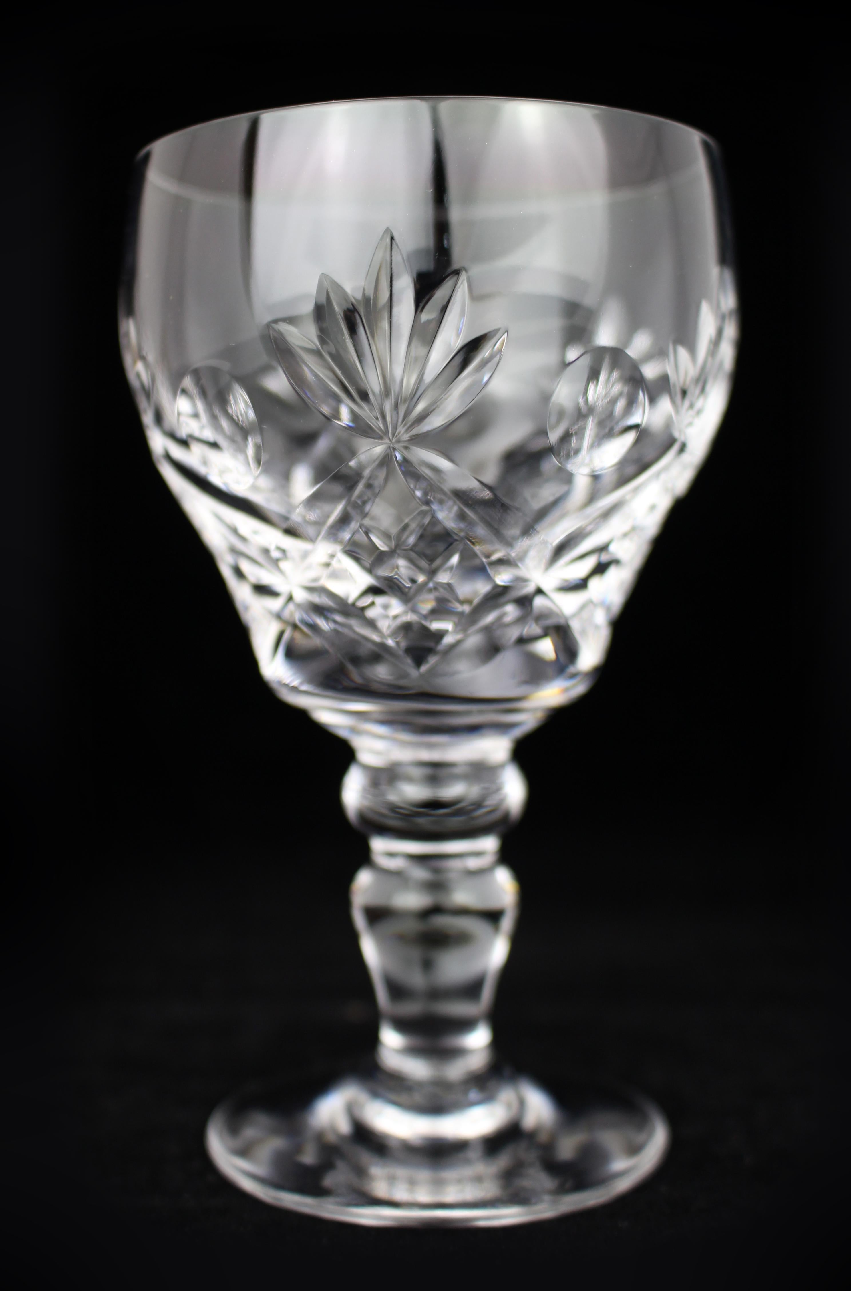 Britannique Set of 12 Fine Royal Brierley Elizabeth Cut Wine Glasses en vente