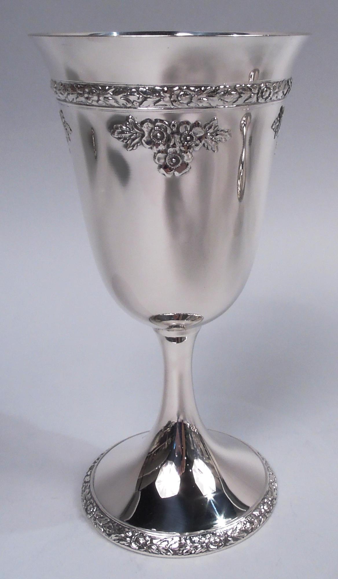 Juego de 12 copas de plata de ley Ramo de rosas. Fabricado por Fisher Silversmiths, Inc. en Jersey City. Cada uno: Cuenco ovoide ahusado con borde abocinado sobre tallo cilíndrico que desemboca en pie redondo elevado. Ornamento de hojas y flores