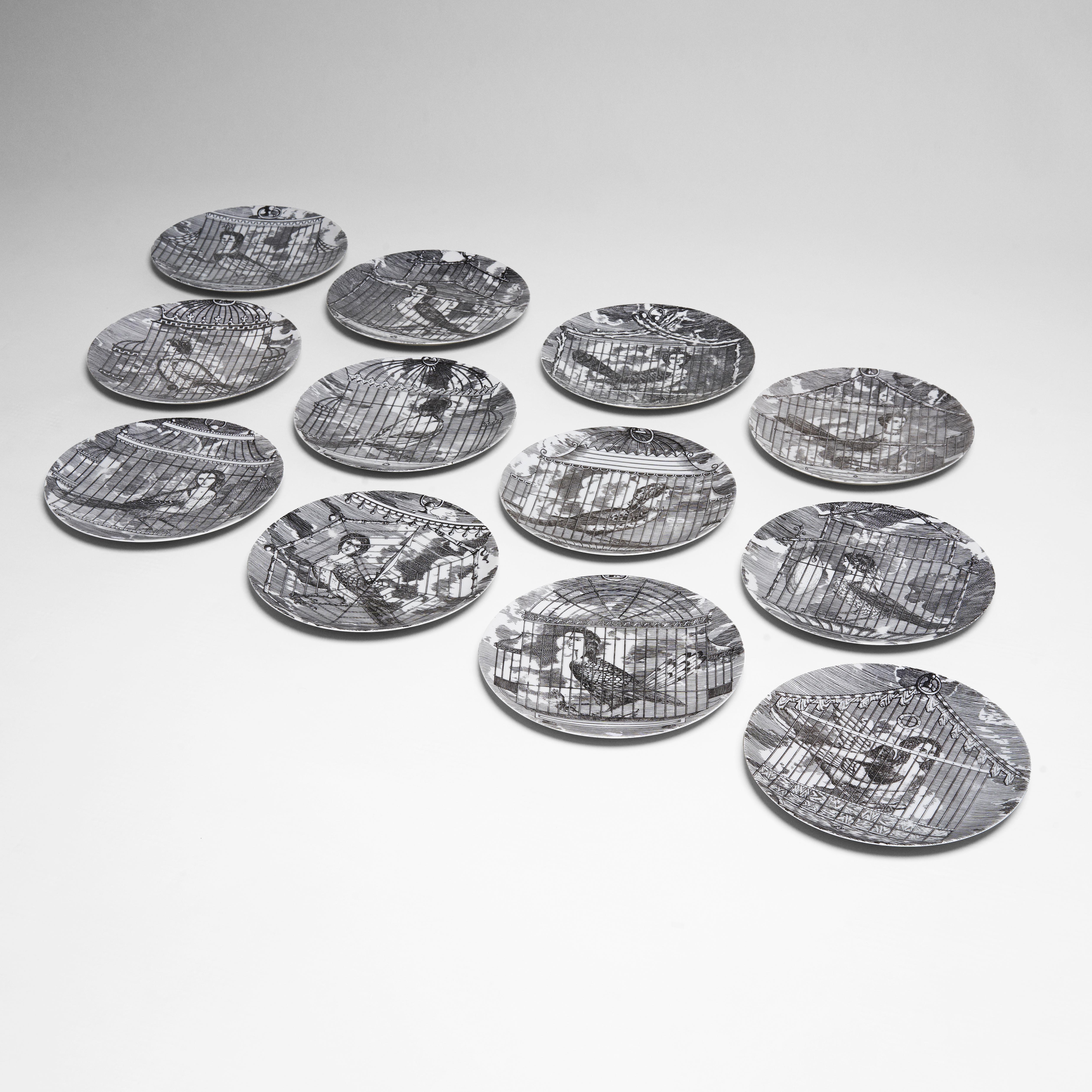 Set of 12 porcelain plates 